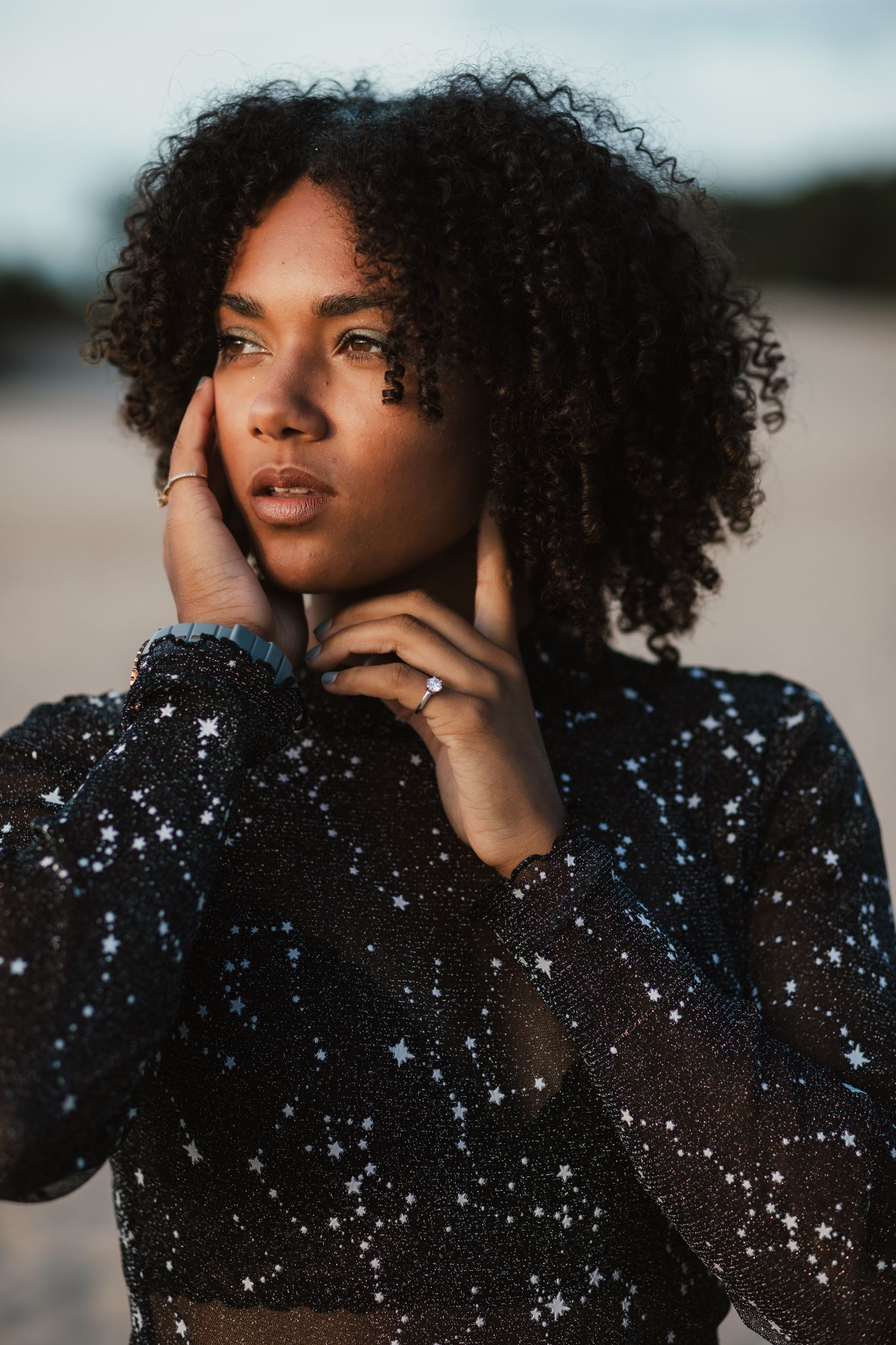 Persoonlijk portret van een klant tijdens een ontspannen fotoshoot, met natuurlijke en pure portretfotografie.