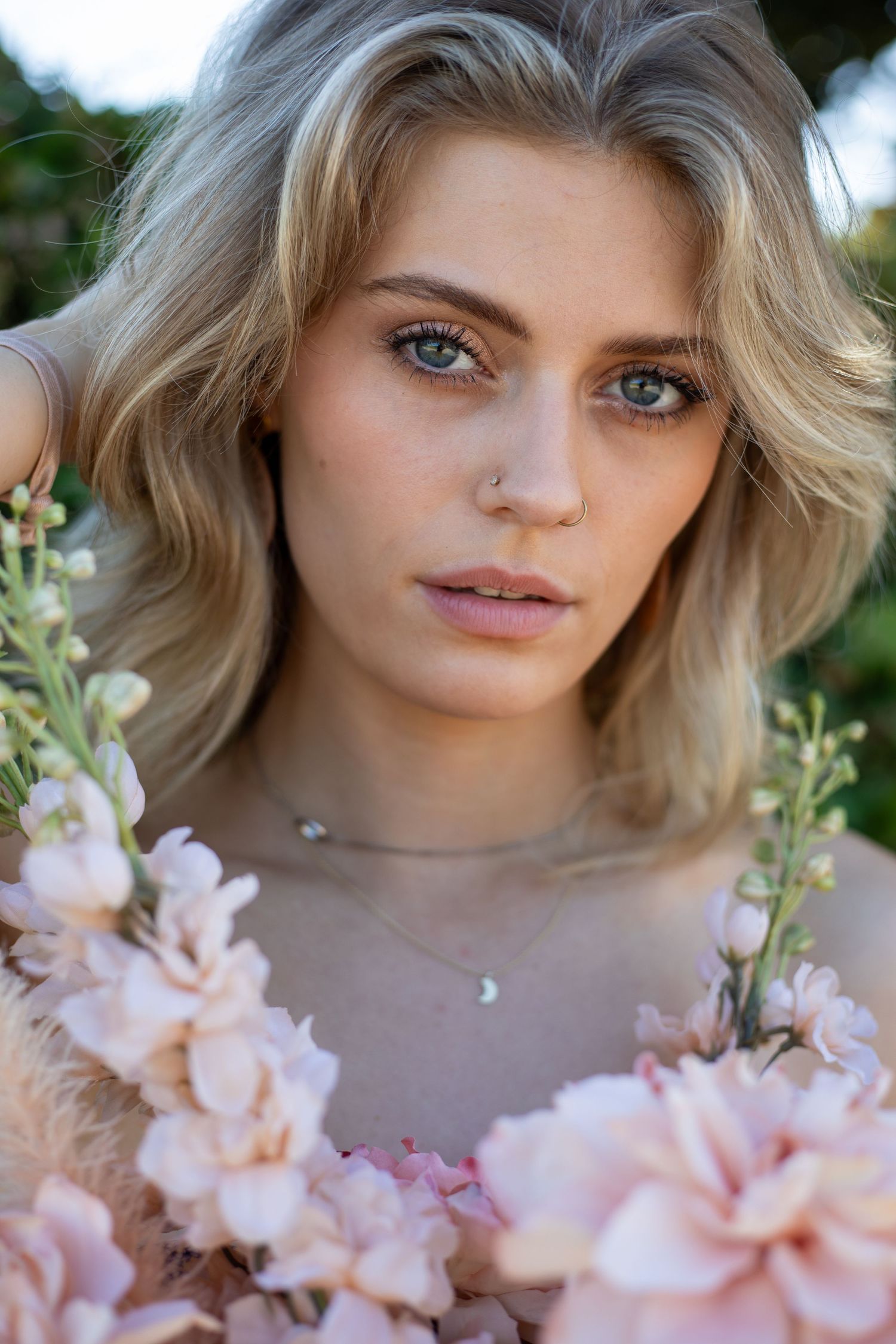 Persoonlijk portret van een klant tijdens een ontspannen fotoshoot, met natuurlijke en pure portretfotografie.
