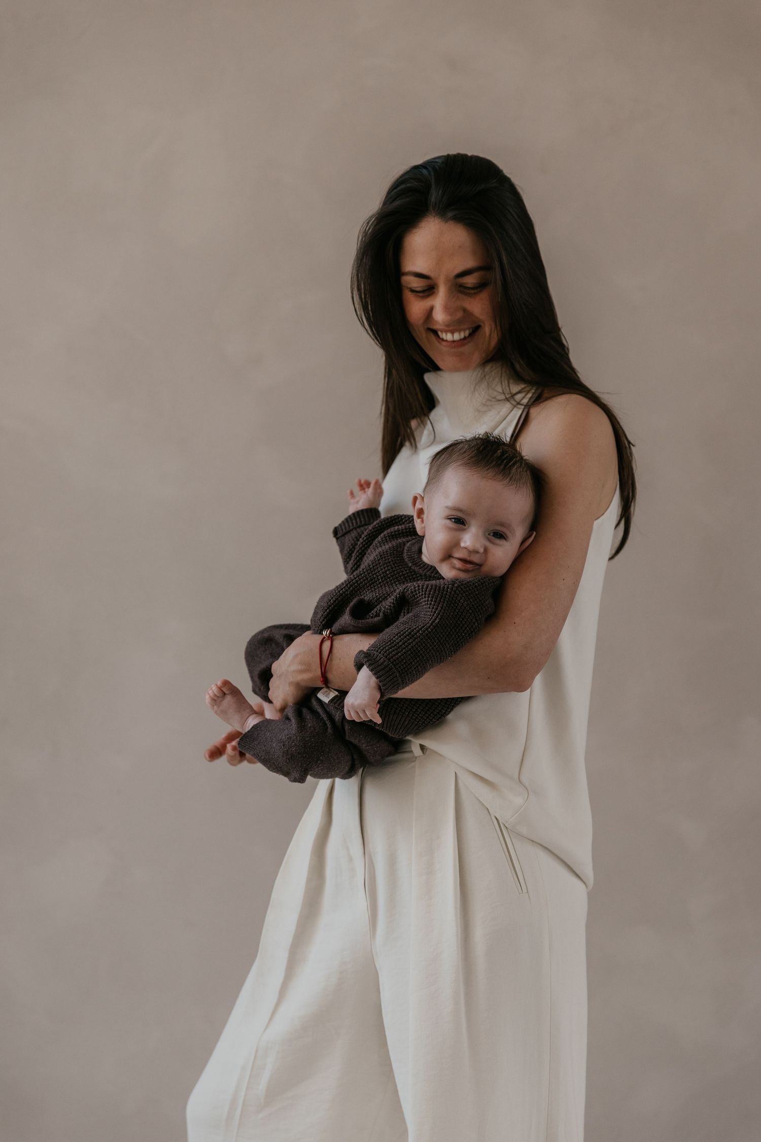 Een klein wondertje tijdens een liefdevolle newbornshoot in de studio, waarbij de eerste bijzondere momenten van jullie baby worden bewaard.