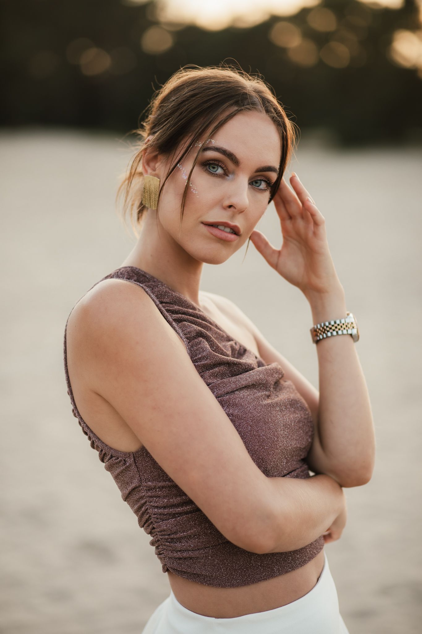 Persoonlijk portret van een klant tijdens een ontspannen fotoshoot, met natuurlijke en pure portretfotografie.
