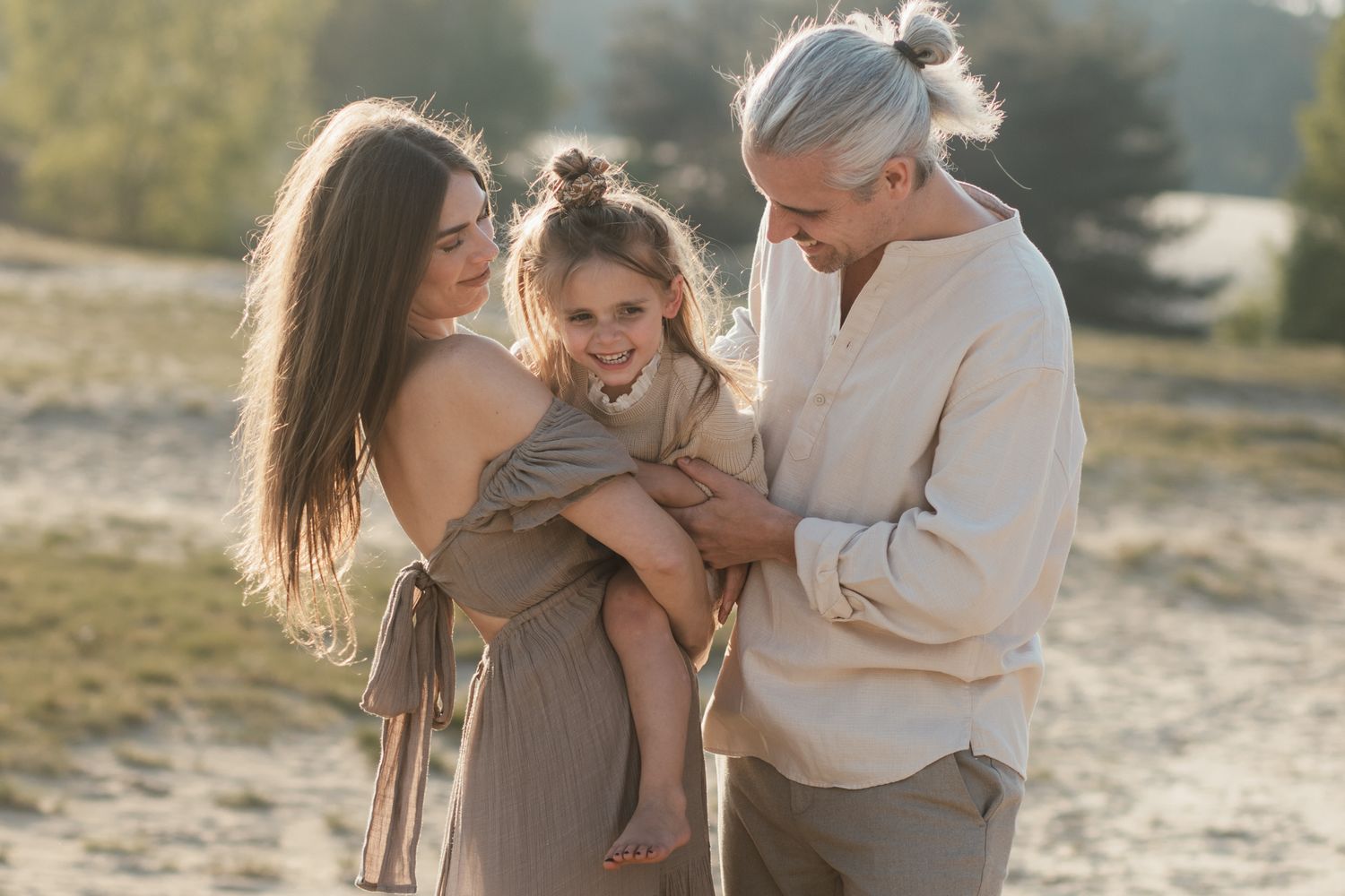 Een ontspannen gezinsmoment tijdens een familieshoot in het Wekeromse Zand, waar liefde, verbinding en plezier centraal staan.