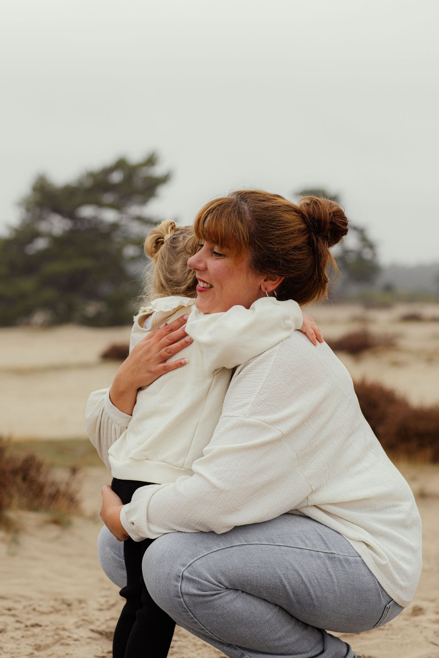 Een liefdevol moment tussen Donja Louise en haar dochter, waarin de waarde van echte verbinding en mooie herinneringen centraal staat.