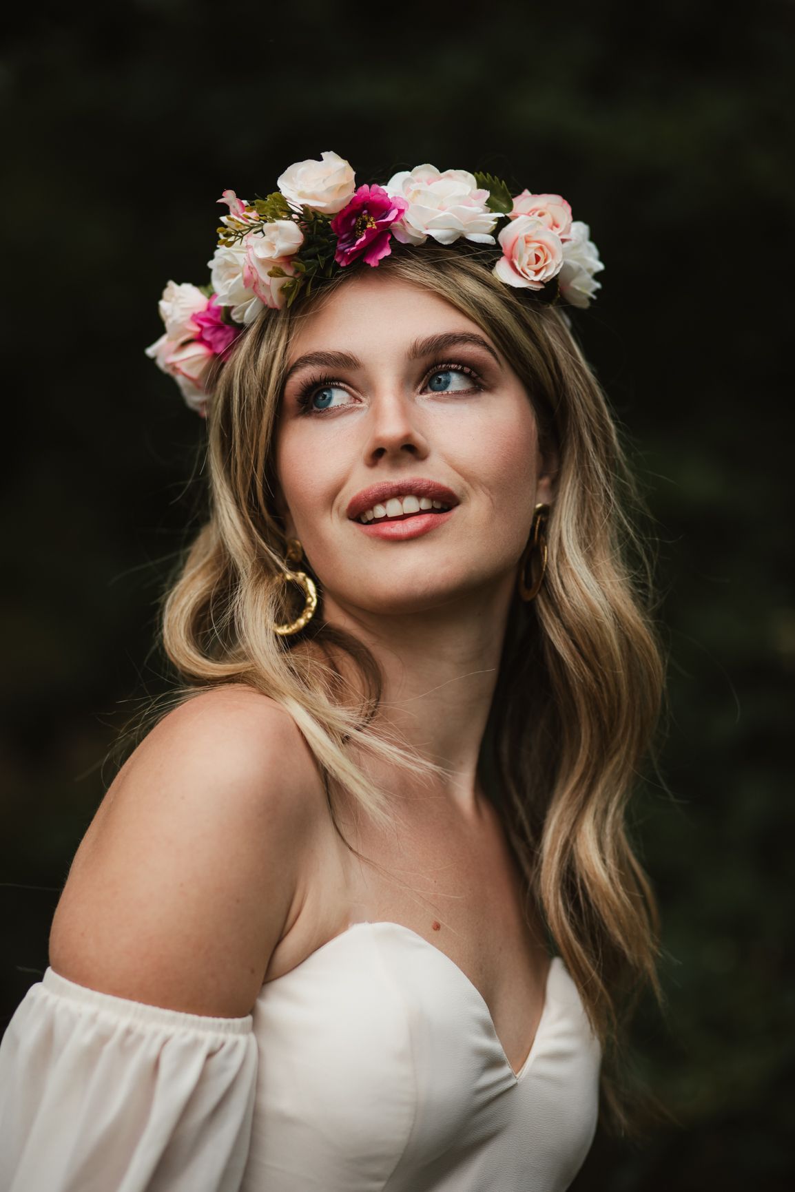 Persoonlijk portret van een klant tijdens een ontspannen fotoshoot, met natuurlijke en pure portretfotografie.