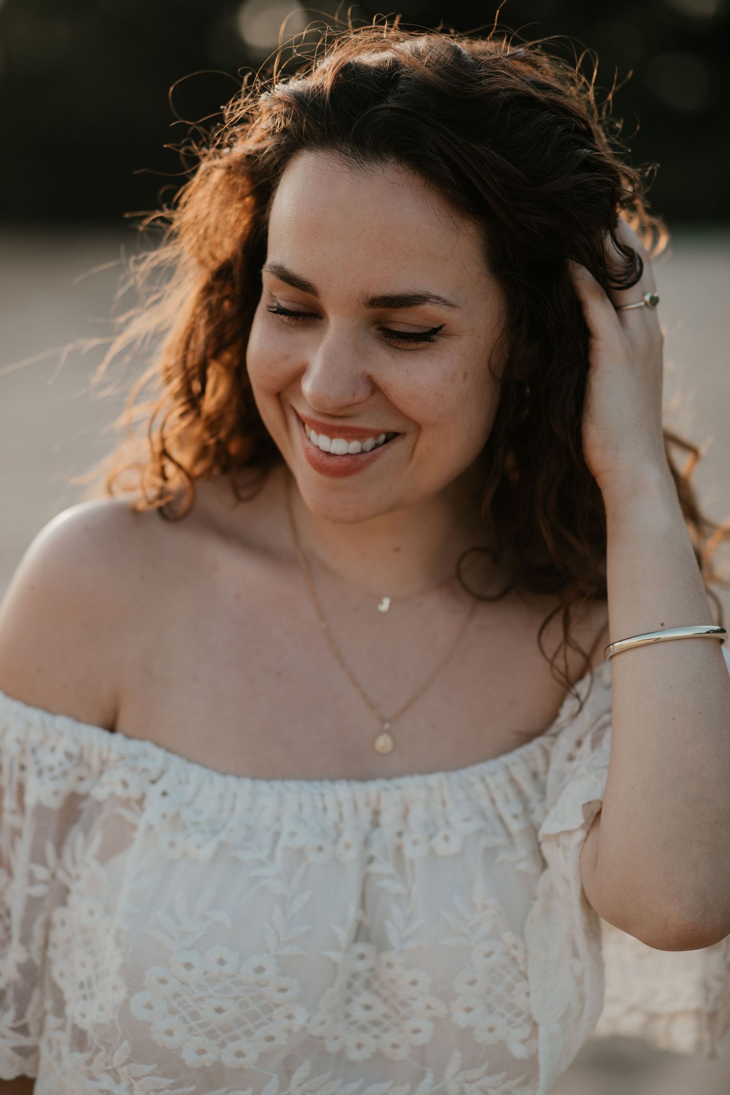 Persoonlijk portret van een klant tijdens een ontspannen fotoshoot, met natuurlijke en pure portretfotografie. Wekeromse Zand.