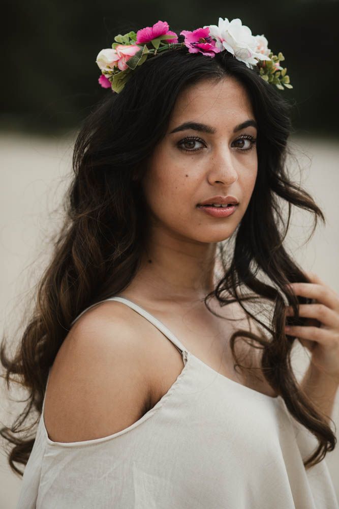 Persoonlijk portret van een klant tijdens een ontspannen fotoshoot, met natuurlijke en pure portretfotografie.