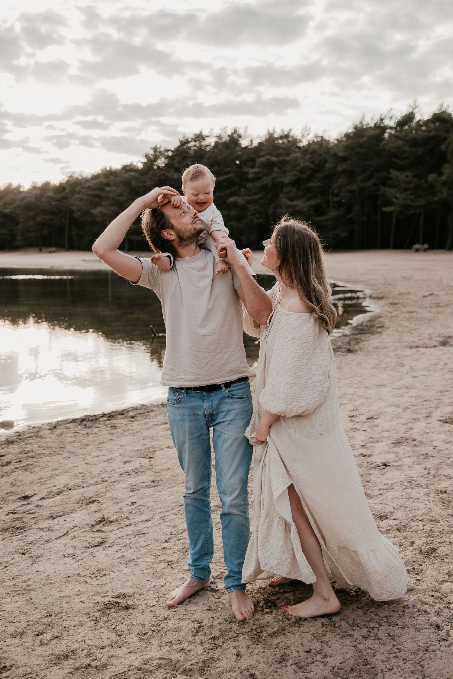 Een warm gezinsmoment tijdens een familieshoot bij het gouden uur, met liefdevolle verbinding en natuurlijk avondlicht.
