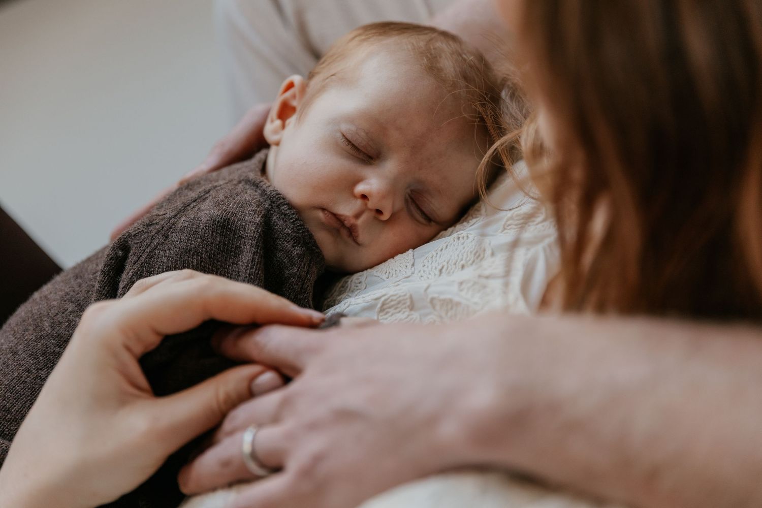 Mama & baby in studio. Liefdevolle newborn fotoshoot met een slapende baby in natuurlijke tinten, vastgelegd als blijvende herinnering