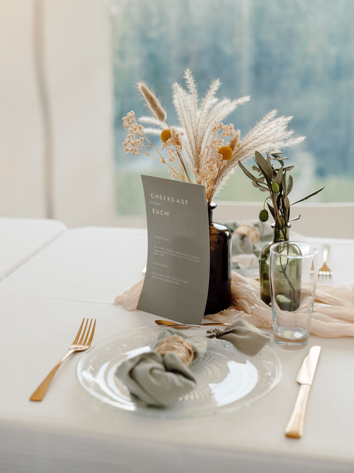 Gedeckter Hochzeitstisch mit Menükarte und Trockenblumen