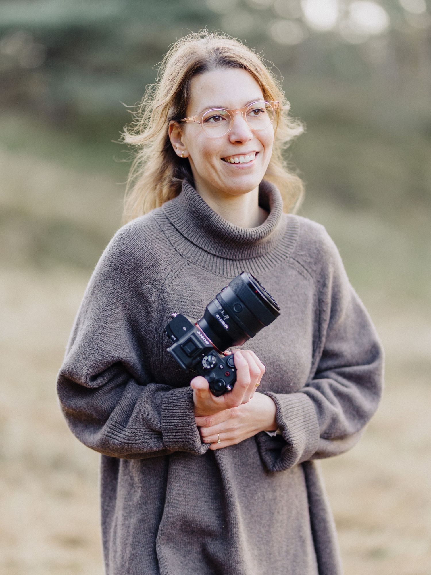 Fotografin Dominique Elling mit Kamera