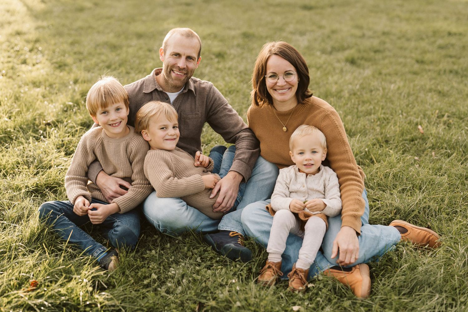 Familie mit drei Kindern im Gras, Familien-Shooting