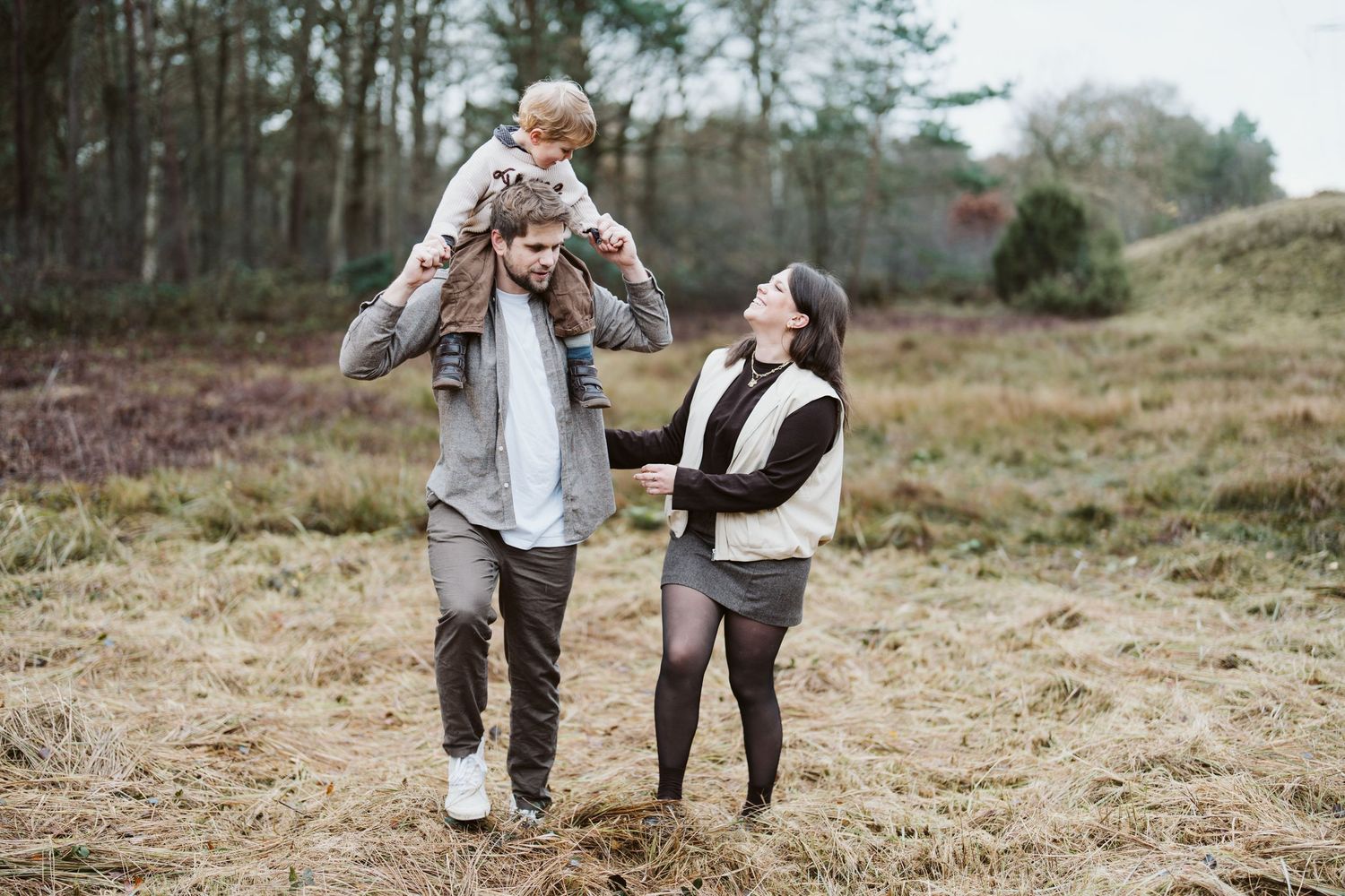 Vater hebt sein Kind hoch, Familien-Shooting in der Heide