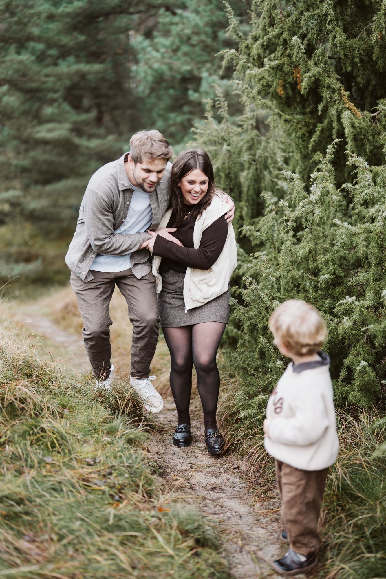 Familie mit Kleinkind auf einem Waldweg, Familien-Shooting