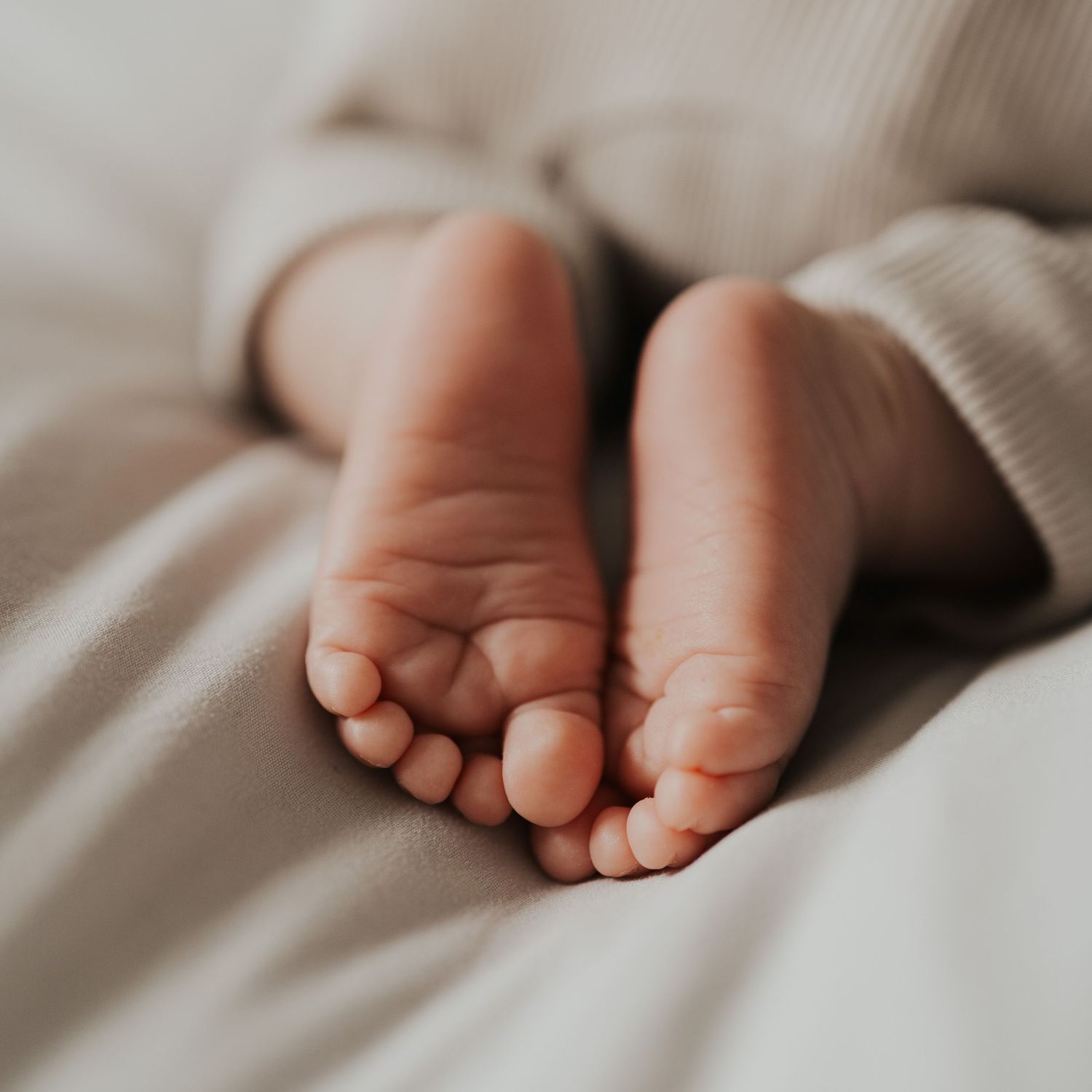 Babyfüße auf einer weichen Decke, Newborn-Detail