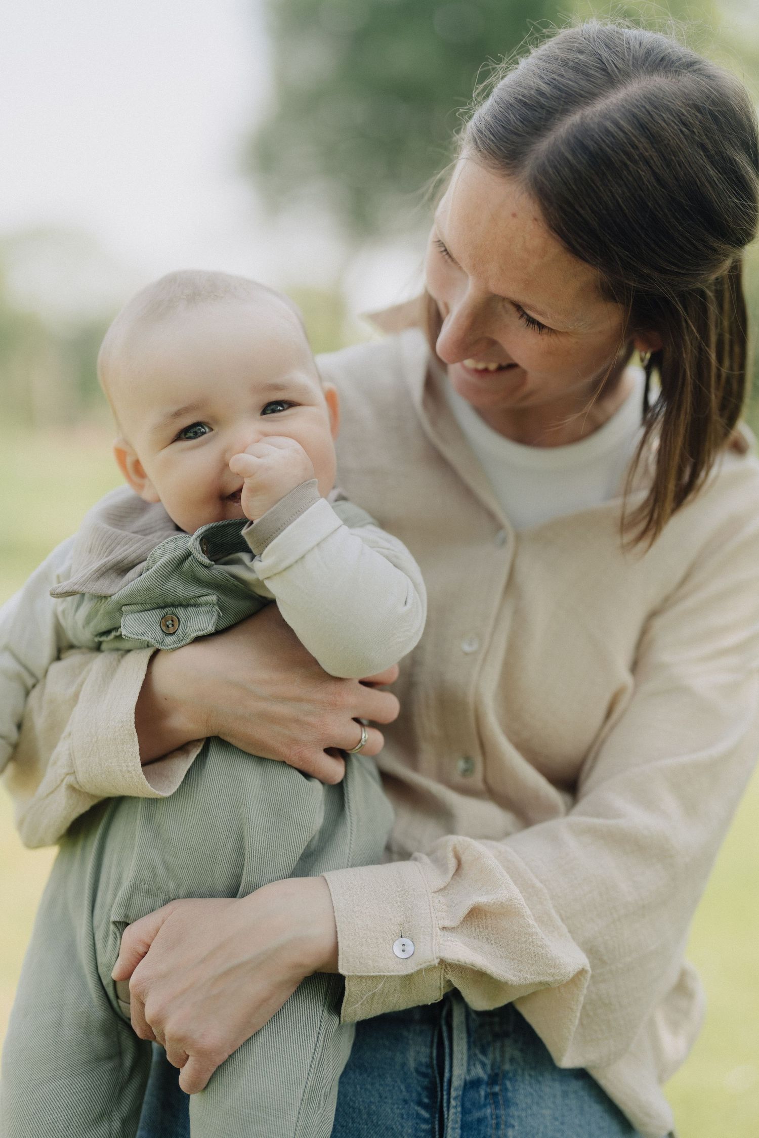 Mutter mit Baby auf dem Arm im Freien
