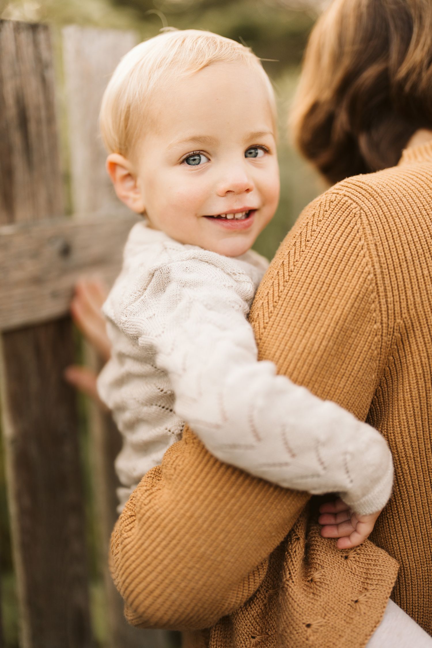 Lachendes Baby auf dem Arm der Mutter