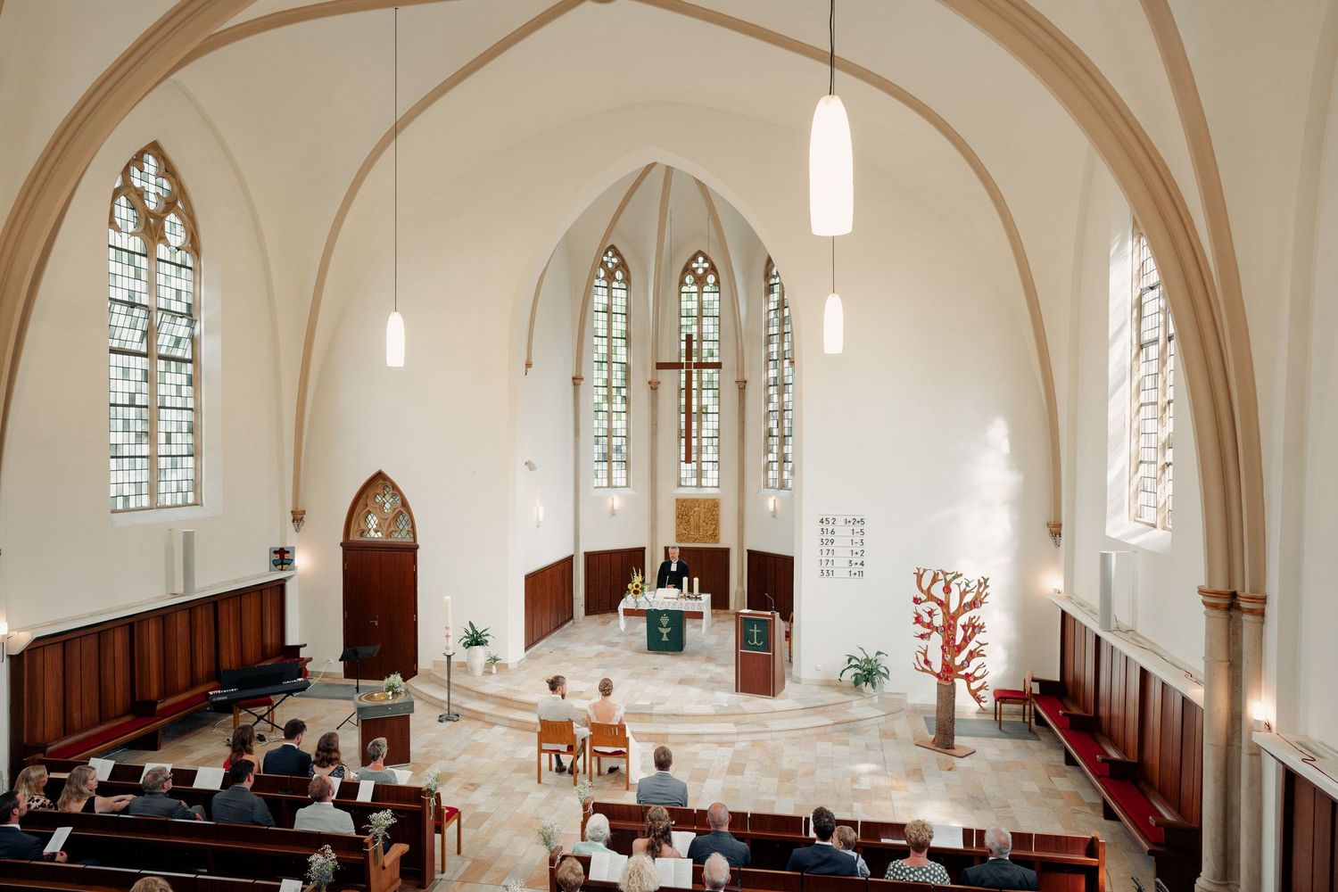 Trauung in einer hellen Kirche