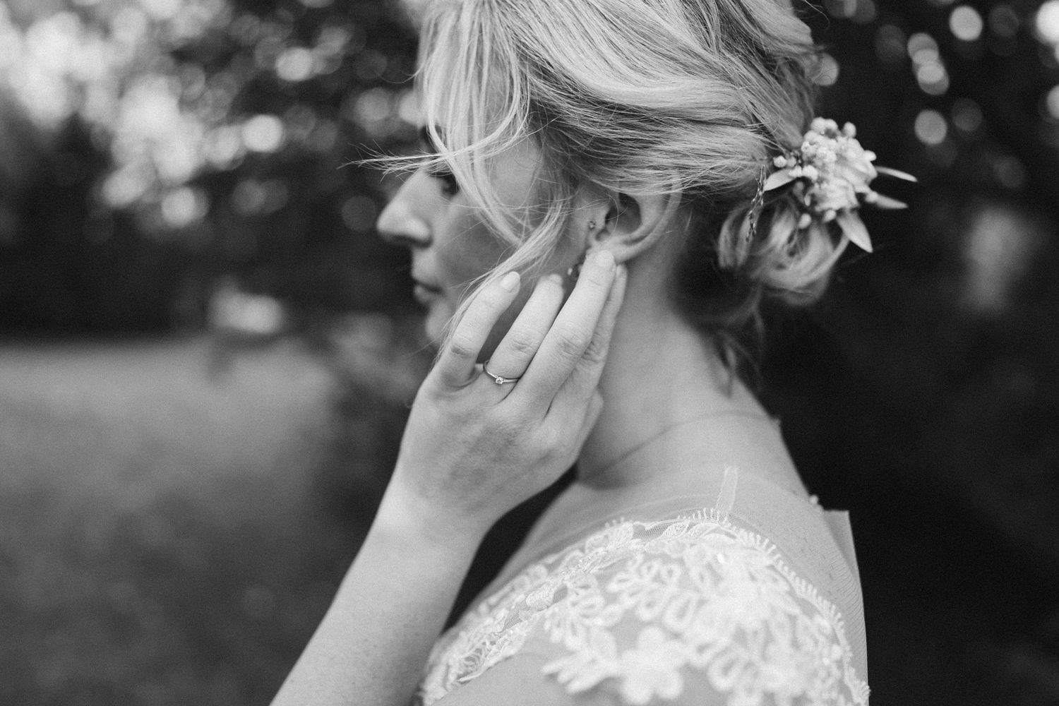 Braut mit Blumen im Haar, Schwarzweiß-Detail