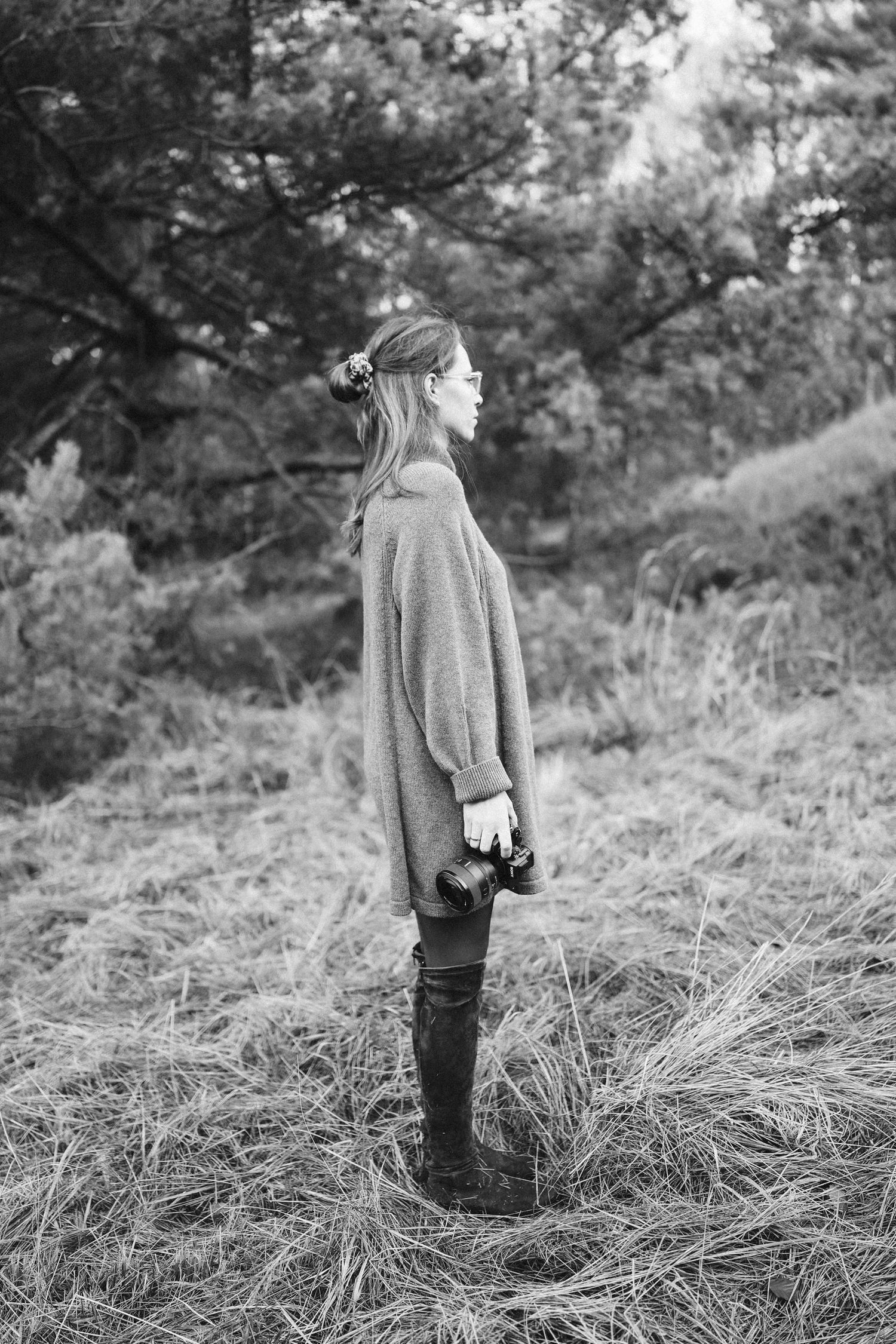 Fotografin Dominique Elling auf einer Wiese, Schwarzweiß