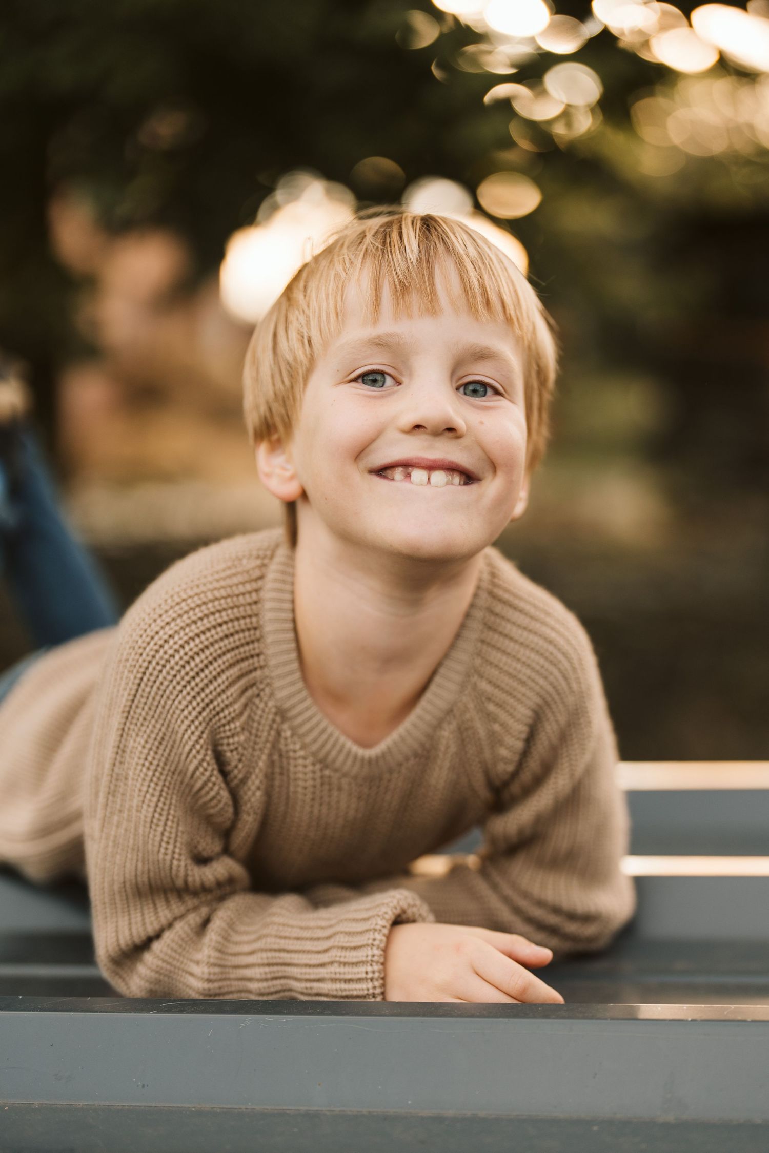 Lachender Junge im Strickpullover, Familien-Shooting