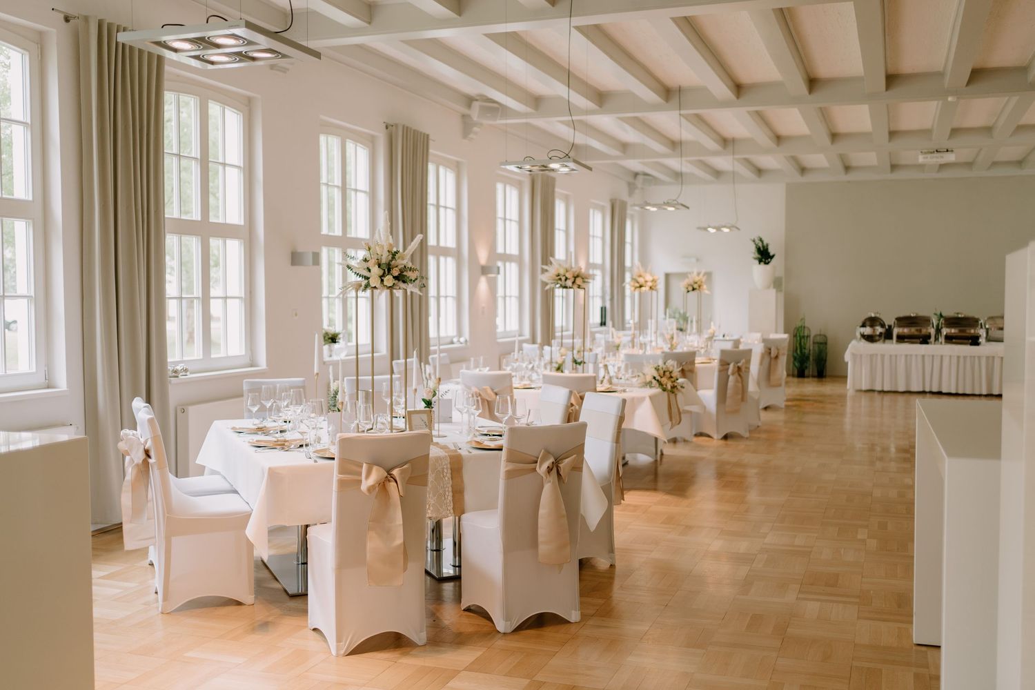 Festlich gedeckter Saal vor der Hochzeitsfeier