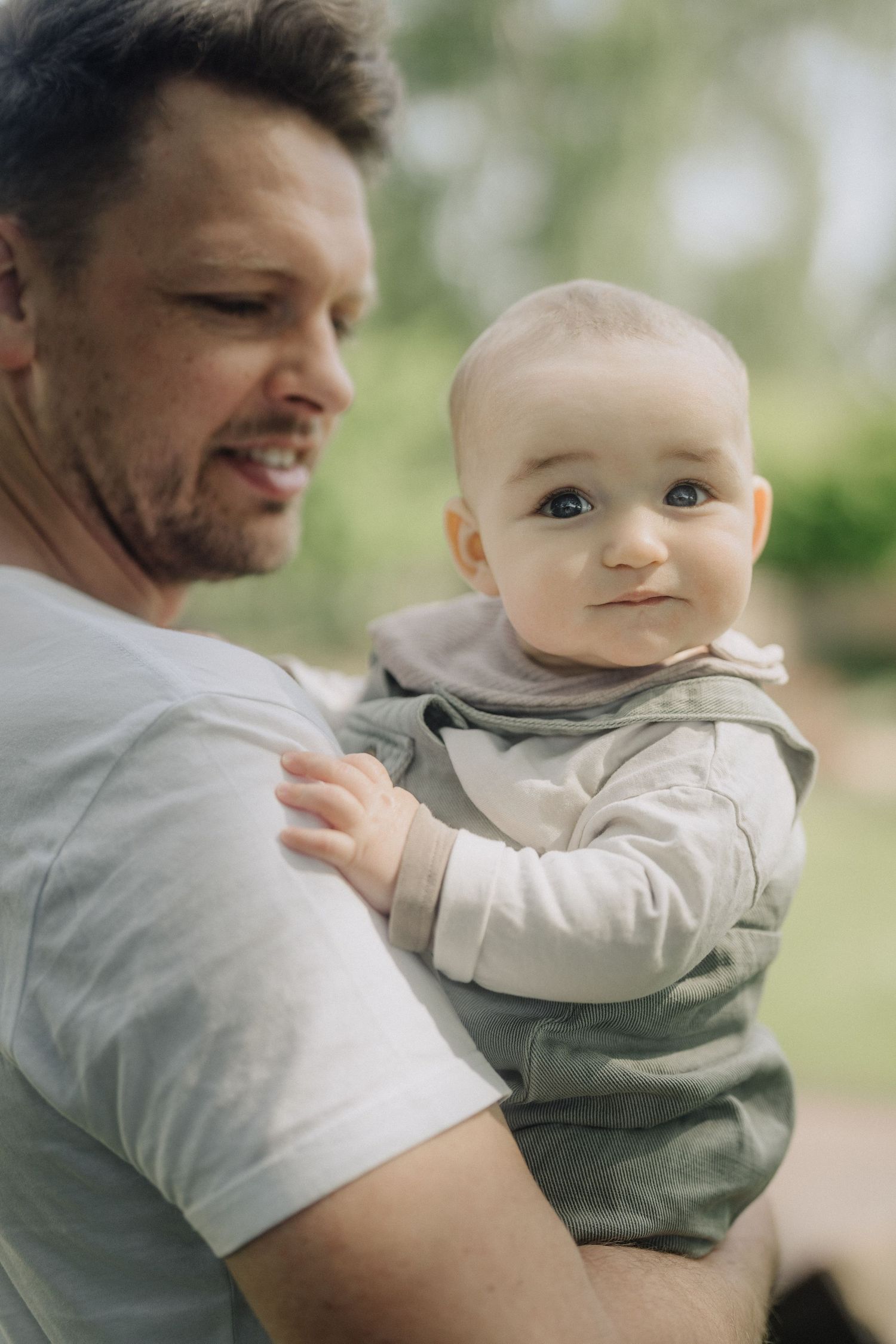 Vater hält sein Baby im Arm, Familien-Shooting