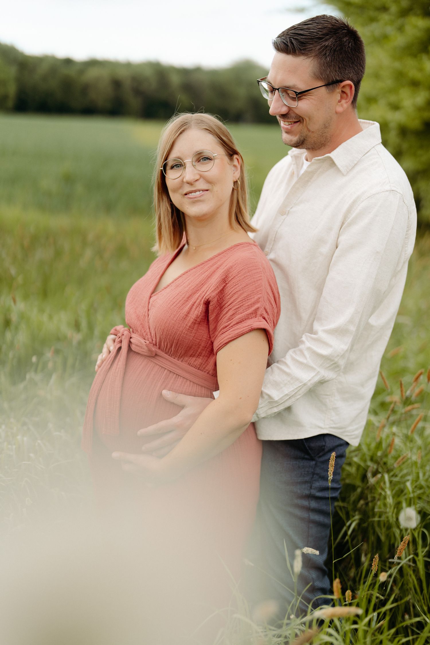 Werdende Eltern auf einer Wiese, Babybauch-Shooting