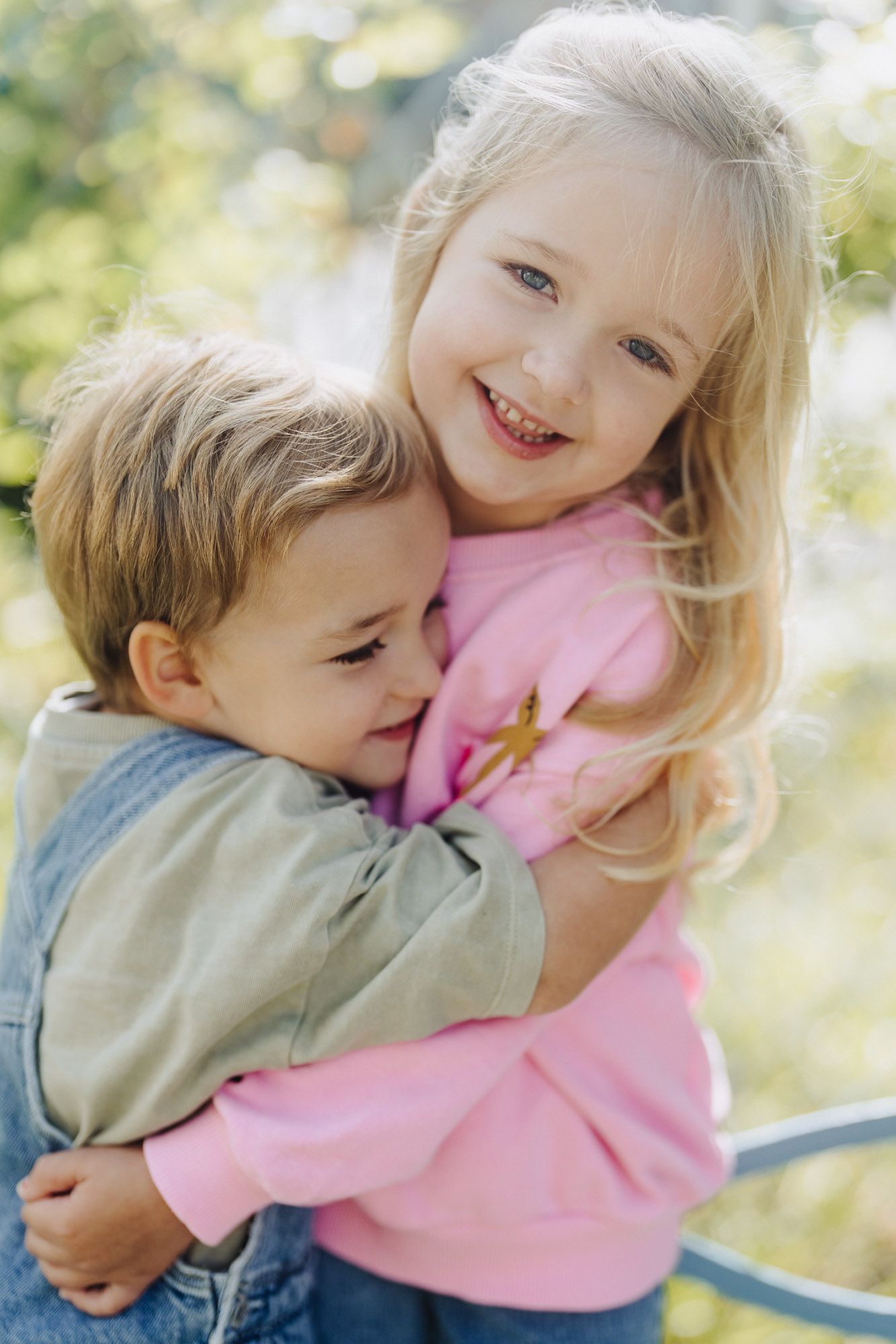 Schwester umarmt ihren kleinen Bruder