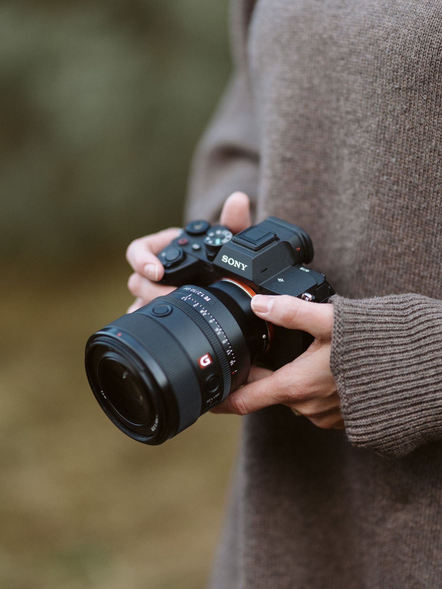 Kamera in den Händen der Fotografin