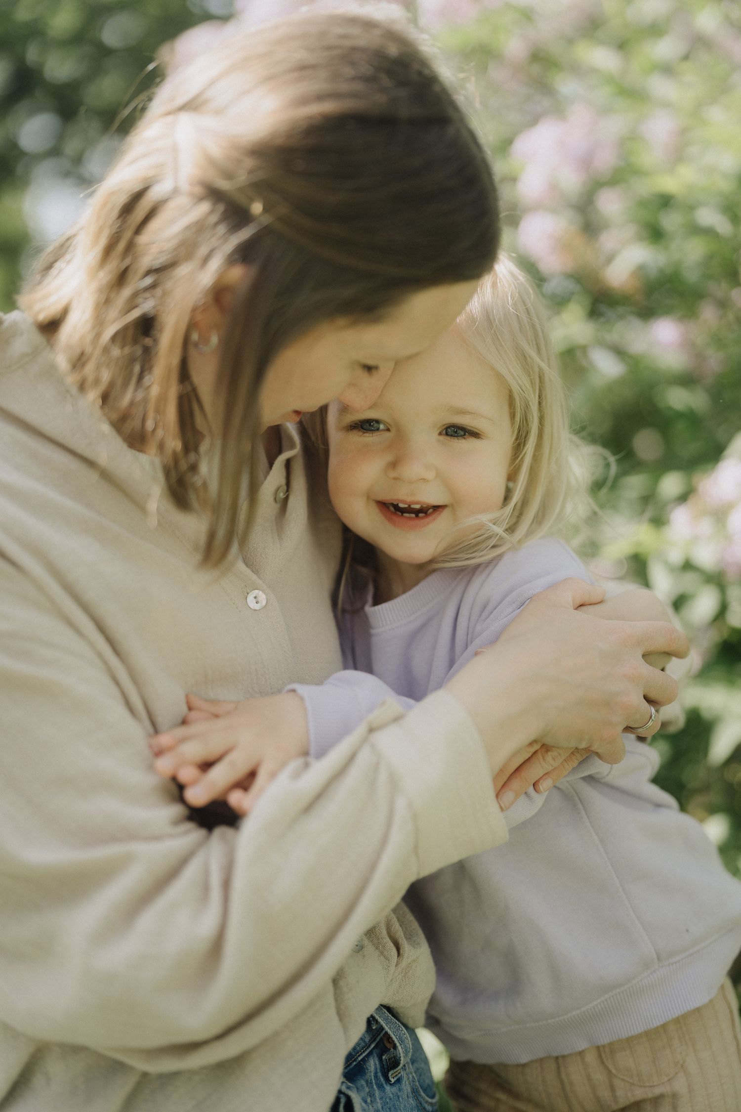 Mutter und Tochter kuscheln, Familien-Shooting