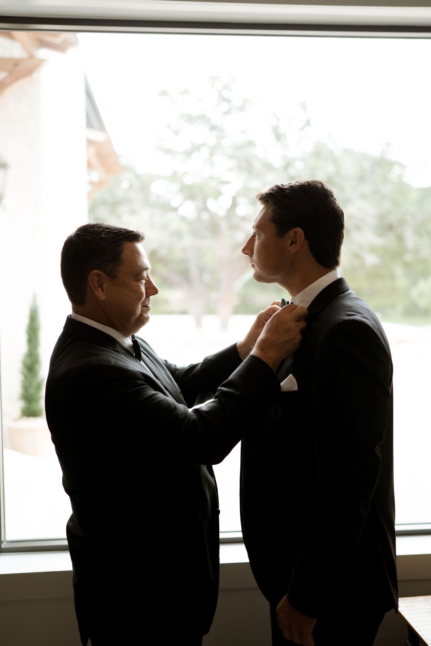the preserve at canyon lake father putting on grooms tie