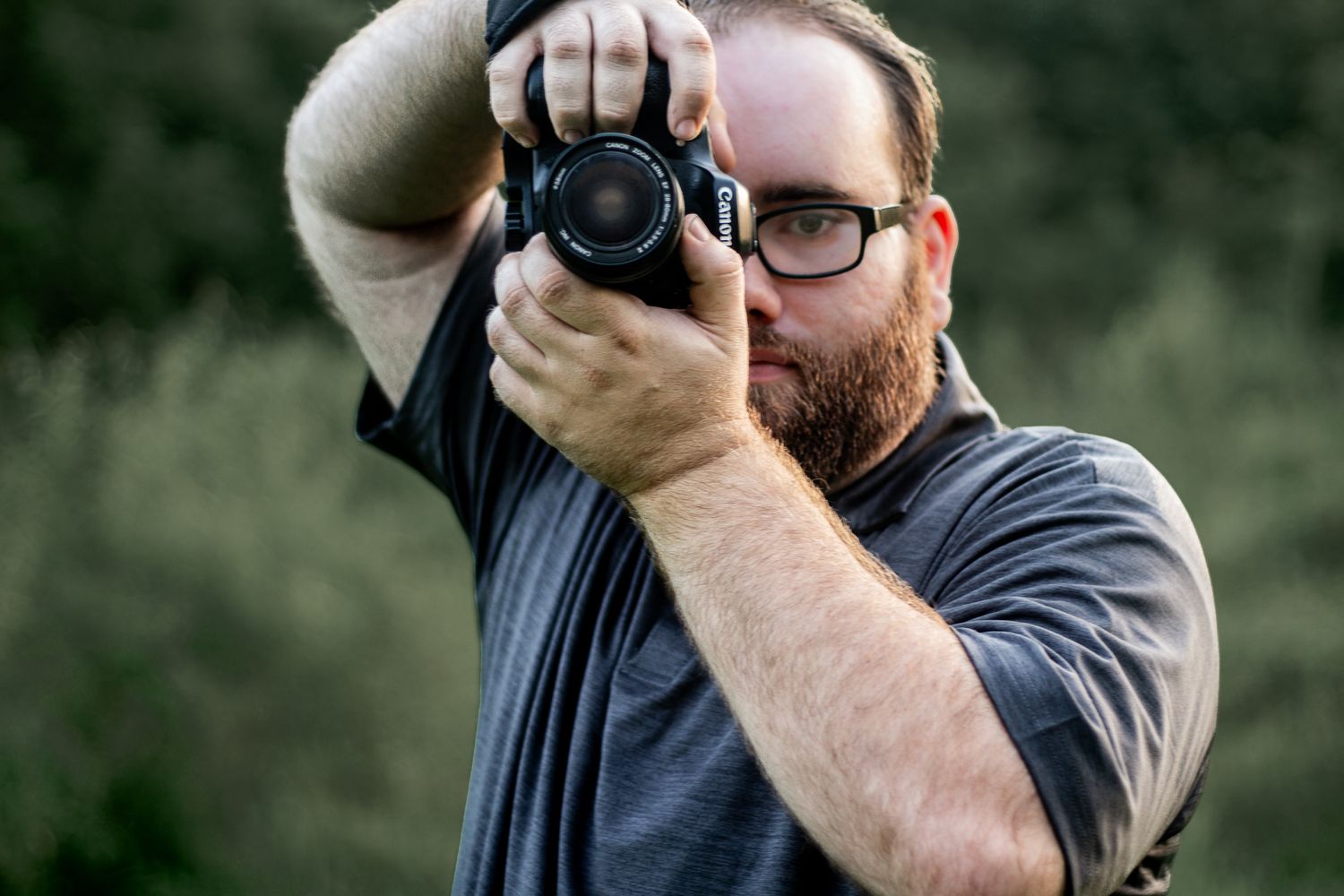 Senbon Studio portrait photographer holding a Canon camera, professional headshot in Hawesville, Kentucky
