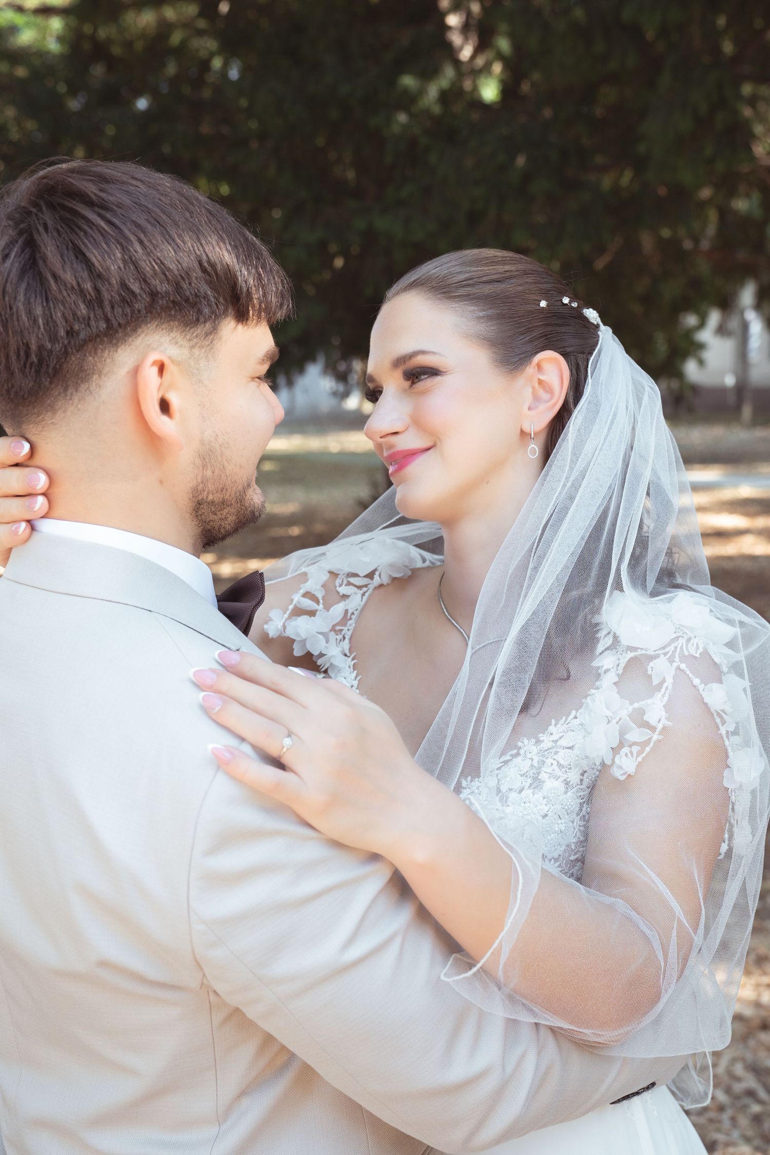 Bencze Máté fotós által készített esküvői fotósorozat férj és feleség szerelmesen néznek egymásra.