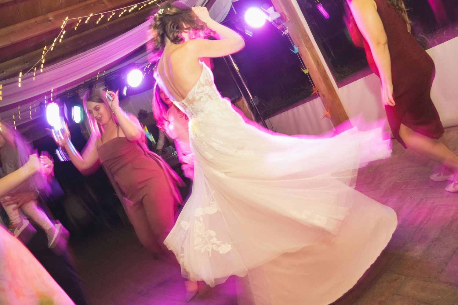 Menyasszony a lakodalomban táncol discofényekkel. Bencze Máté készítette a képet.