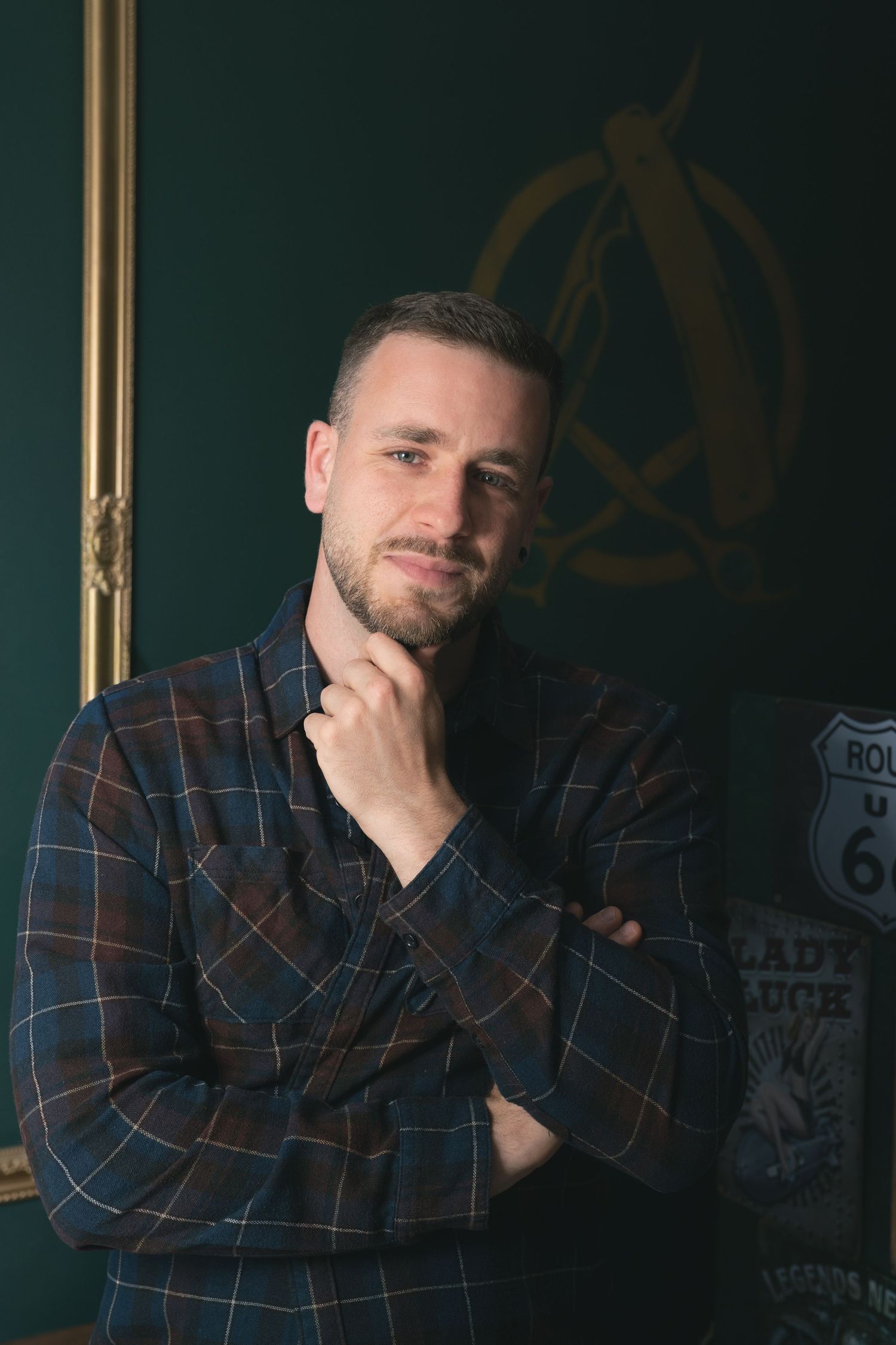 Bencze Máté portréfotós férfi portréja Szekszárdon. Erős kontraszt és önazonos portrésorozat.