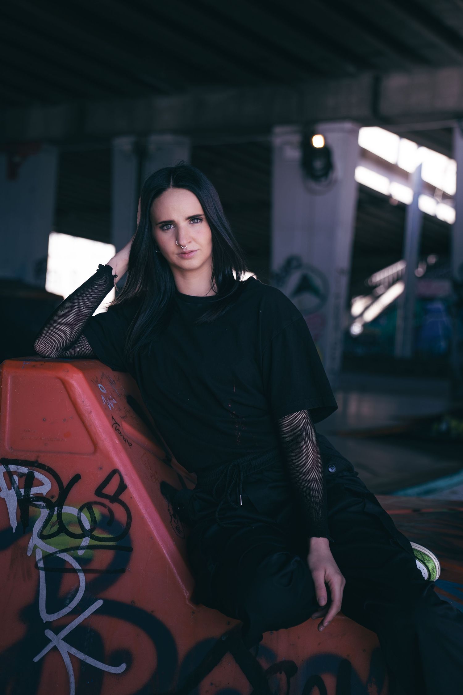 Bencze Máté fotós portrésorozata egy női modellel Budapesten. Városi, utcai hangulat. utcai fényekkel. Graffiti.