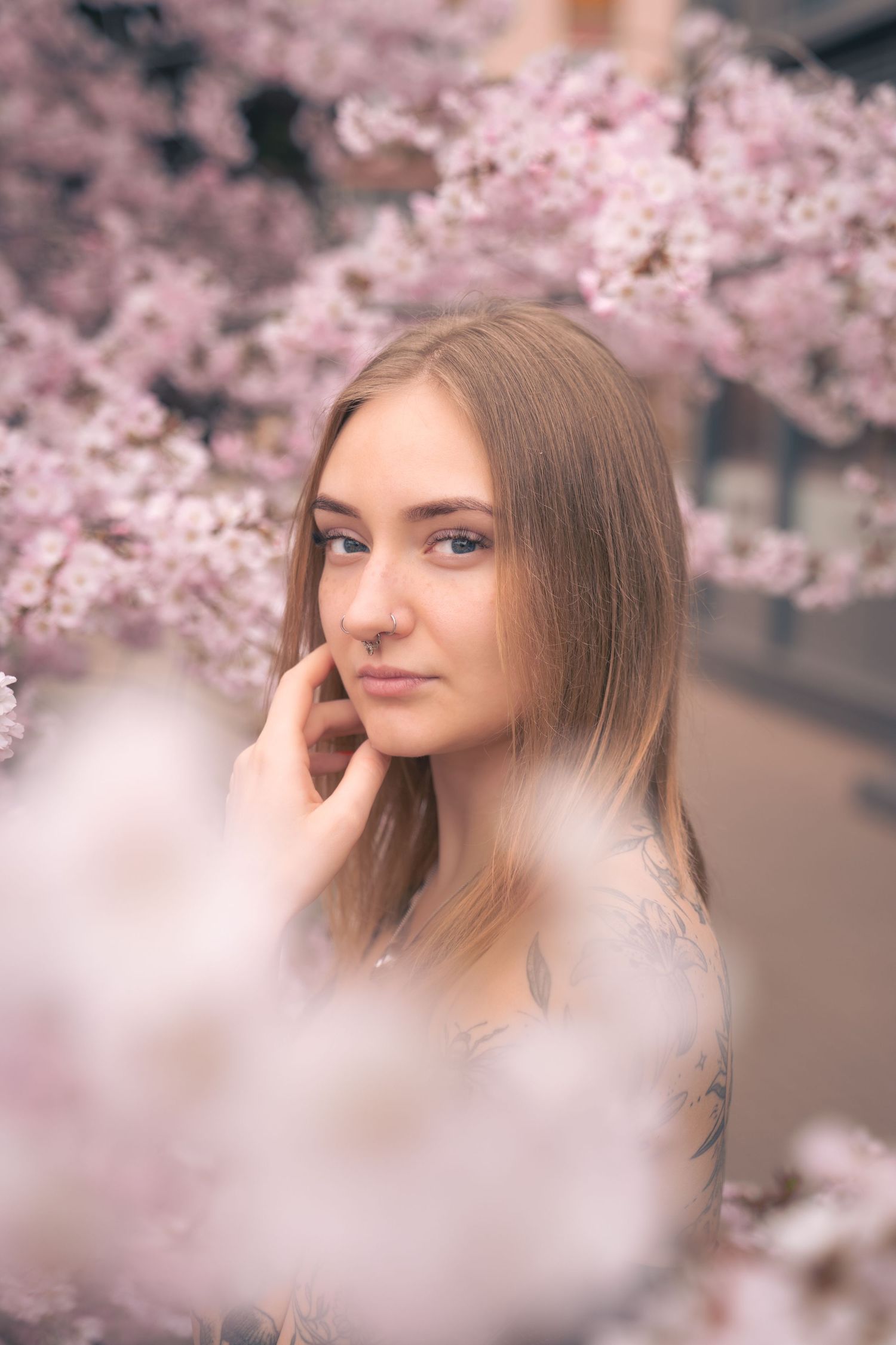 Bencze Máté fotós portrésorozata egy női modellel Pécsen. Virágok és természetes portré.