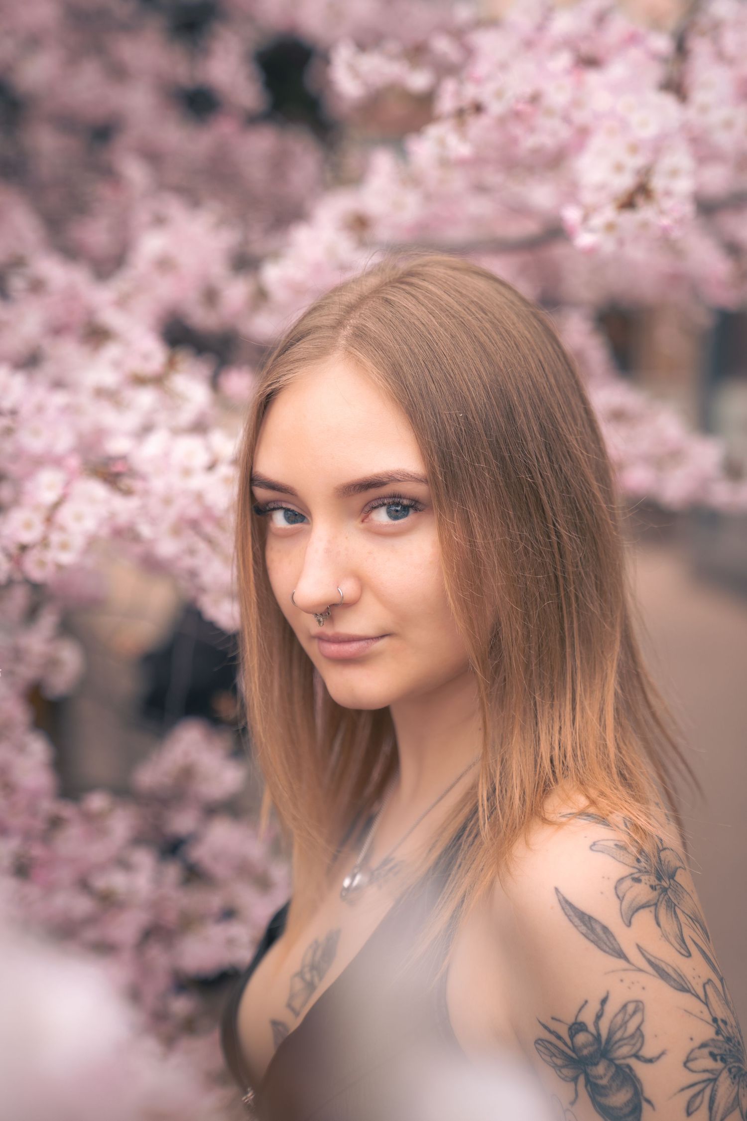 Bencze Máté fotós portrésorozata egy női modellel Pécsen. Virágok és természetes portré.