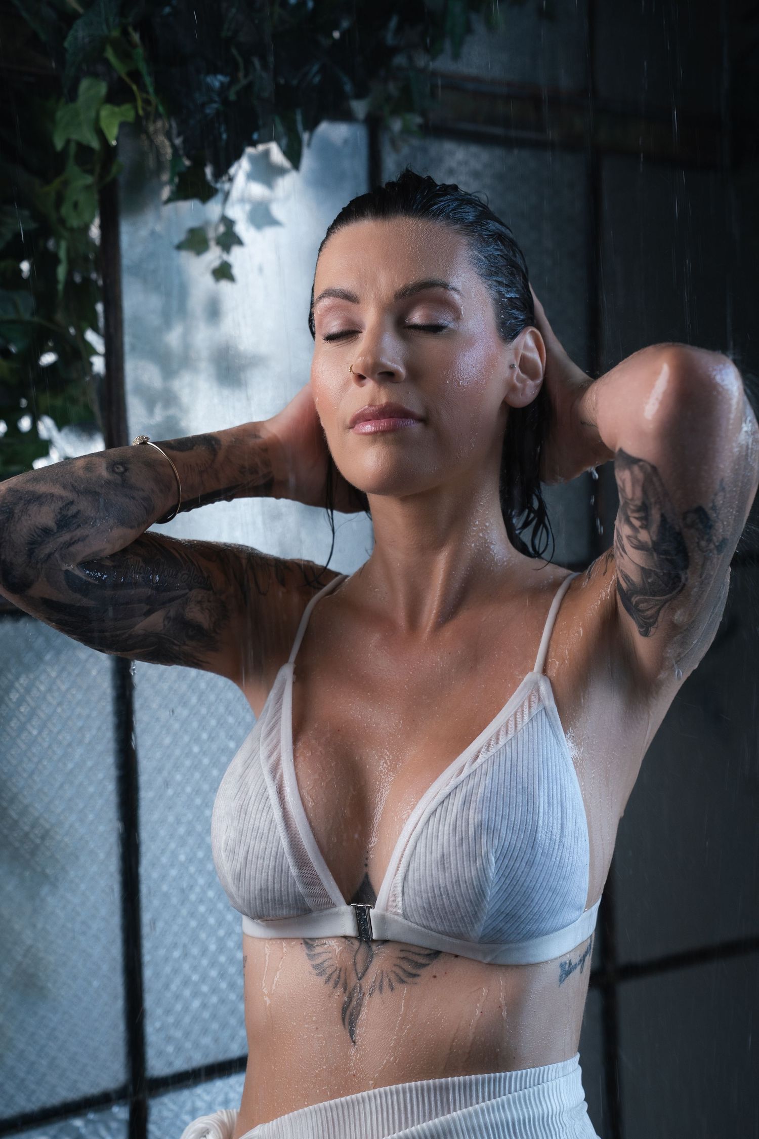 Bencze Máté fényképész sorozat egy női modellel. Studiós fotózás volt Budapesten. Bikini.