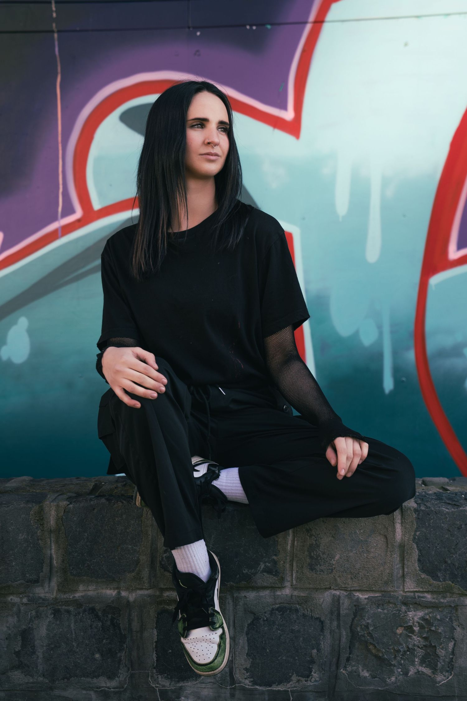 Bencze Máté fotós portrésorozata egy női modellel Budapesten. Városi, utcai hangulat. utcai fényekkel. Graffiti.