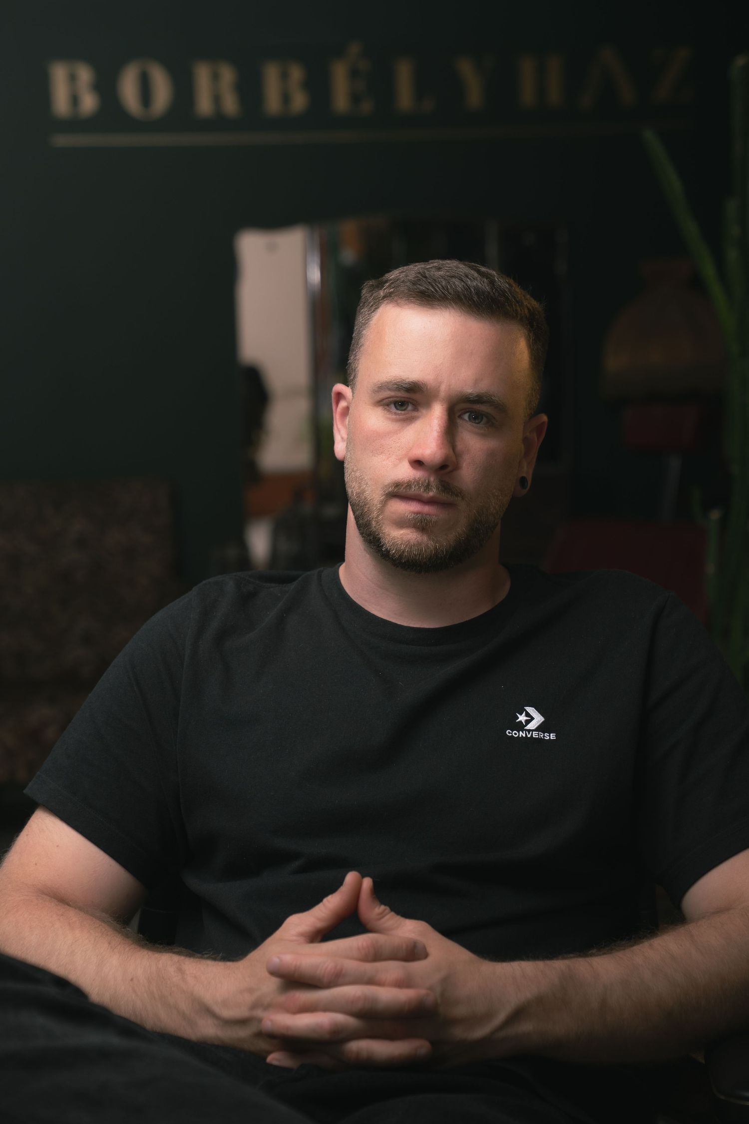 Bencze Máté portréfotós férfi portréja Szekszárdon. Erős kontraszt és önazonos portrésorozat.