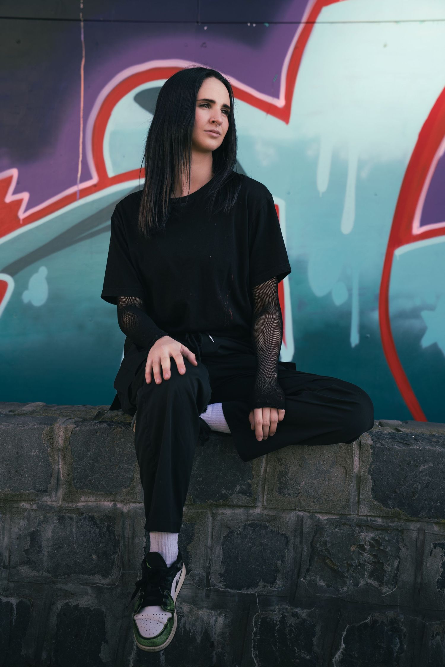 Bencze Máté fotós portrésorozata egy női modellel Budapesten. Városi, utcai hangulat. utcai fényekkel. Graffiti.