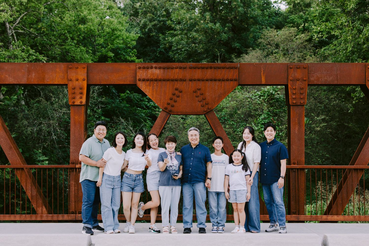 Korean family portraits taken at Johns Creek Cauley Creek Park - 존스크릭 대가족 야외 사진