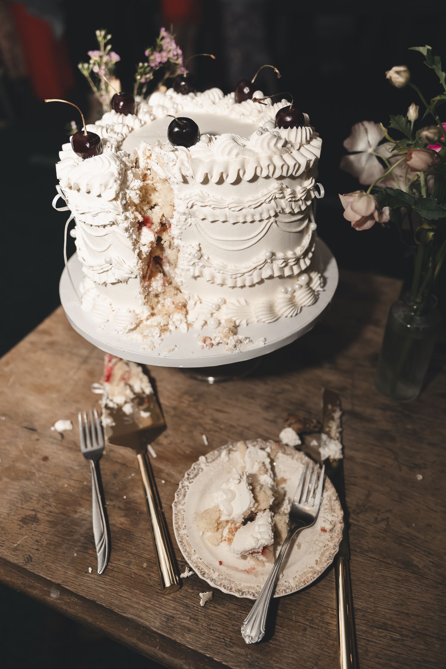 A perfectly imperfect wedding cake moment—crumbs & all. Captured with reception flash photography to freeze every sweet detail of the night.