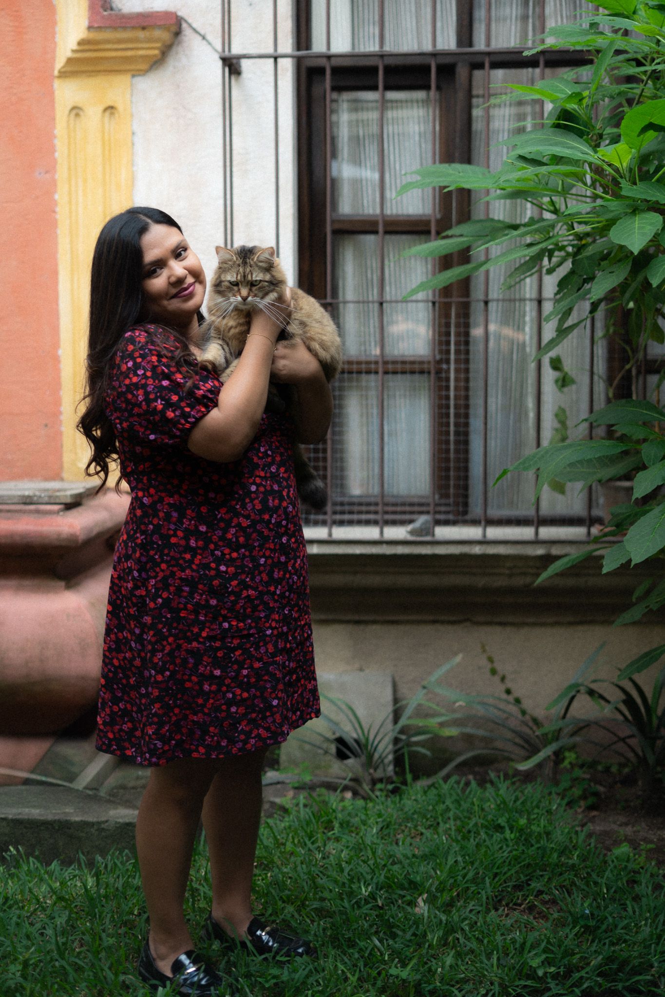 Dueña abrazando a su perro durante sesión familiar de fotografía de mascotas en Antigua Guatemala