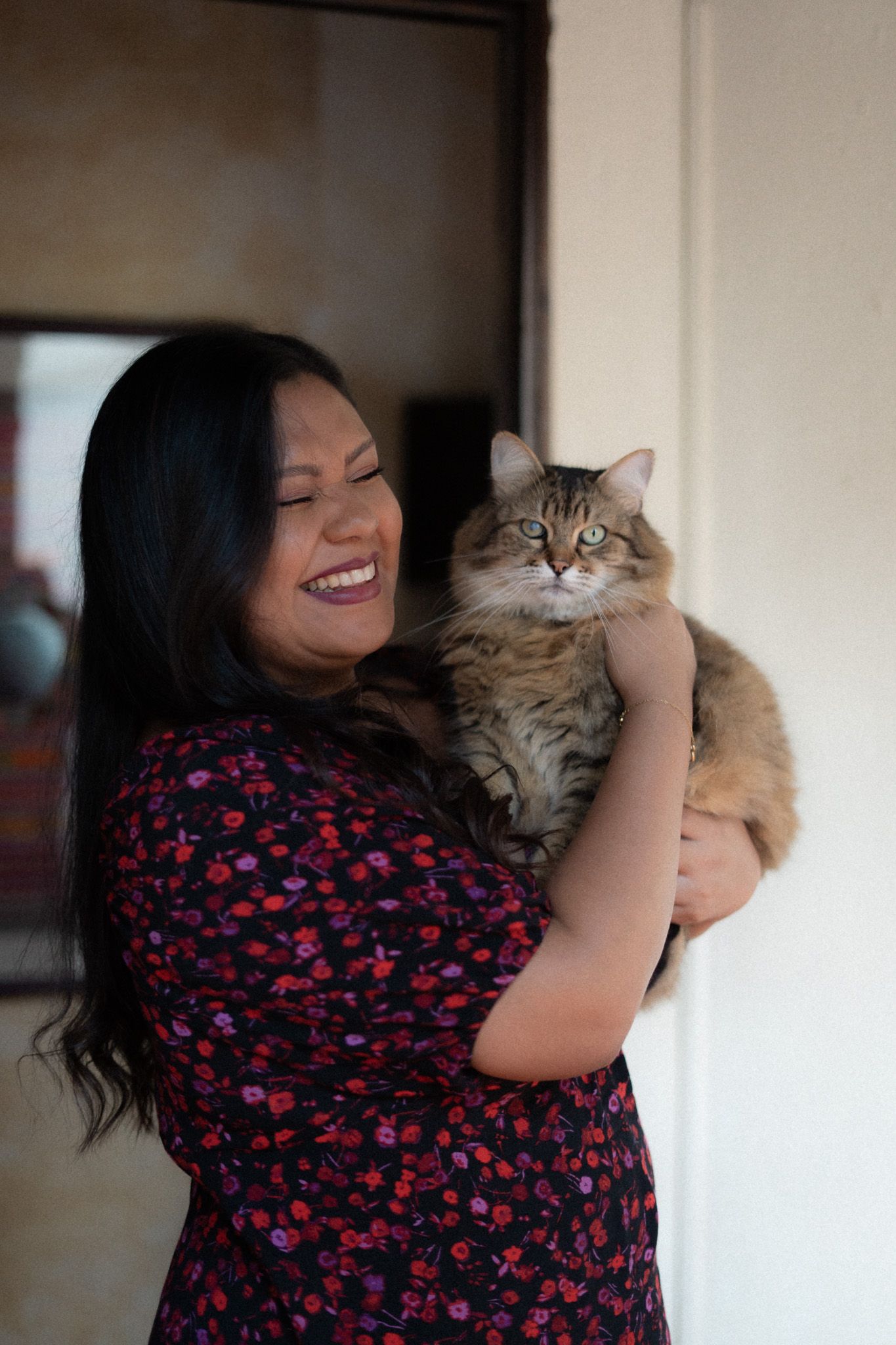 Dueña abrazando a su gato durante sesión familiar de fotografía de mascotas en Antigua Guatemala