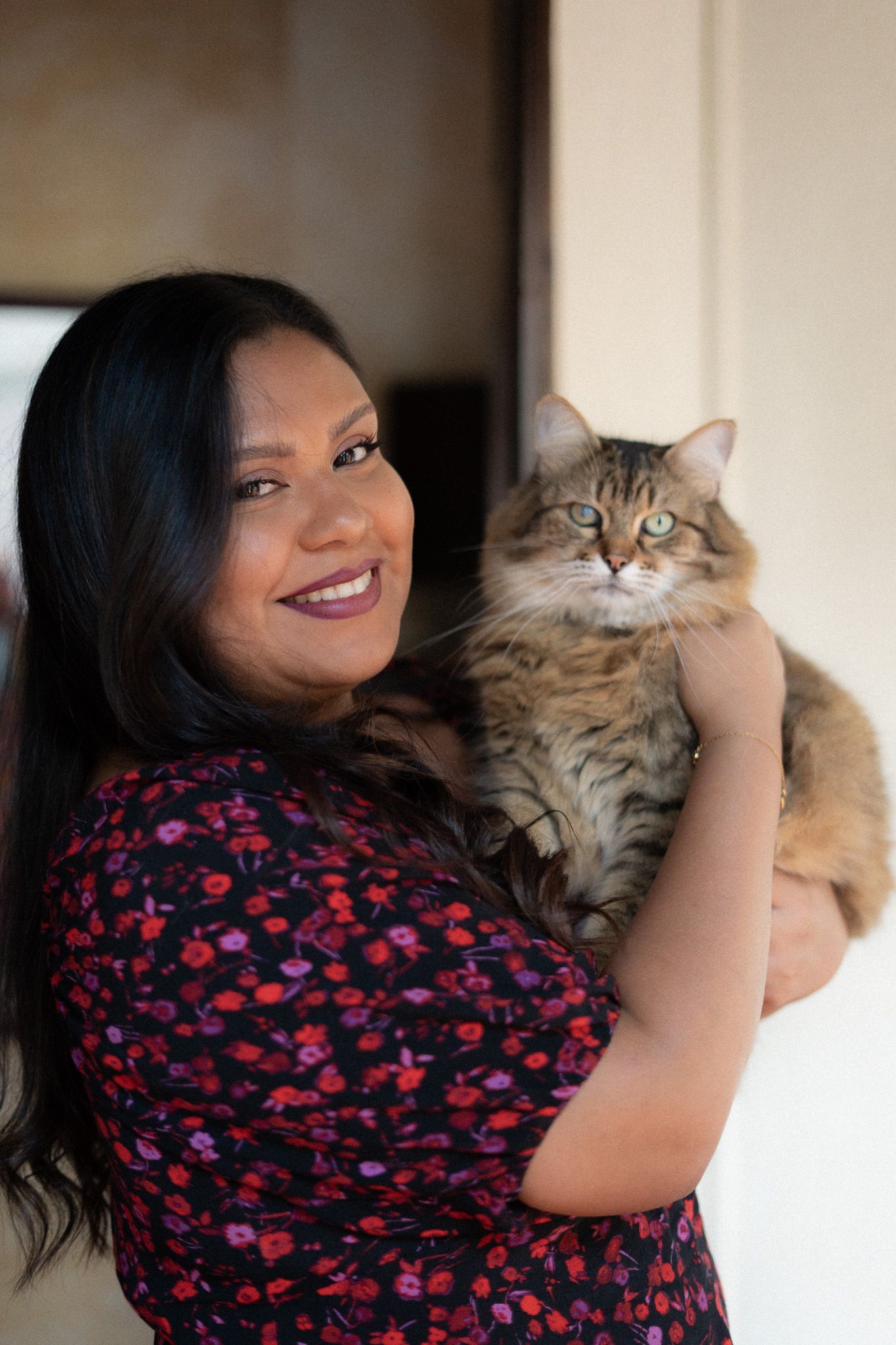 Dueña abrazando a su gato durante sesión familiar de fotografía de mascotas en Antigua Guatemala