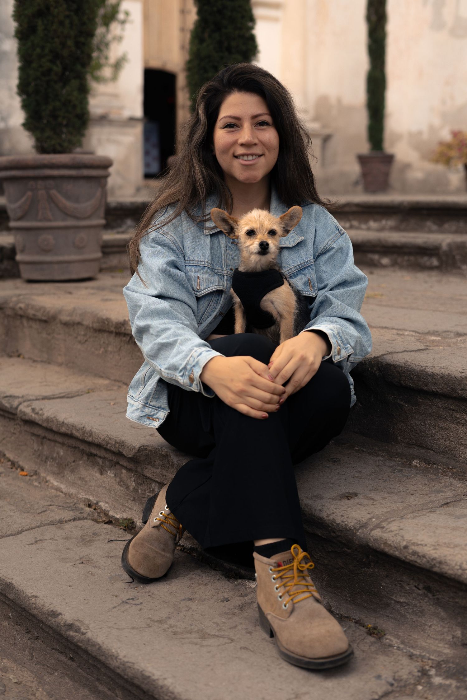 Dueña abrazando a su perro durante sesión familiar de fotografía de mascotas en Antigua Guatemala