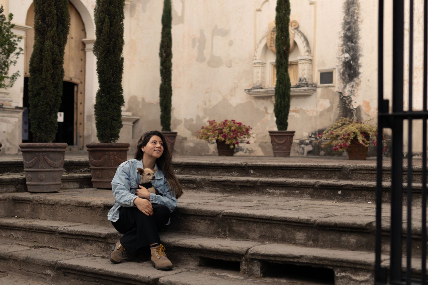 Dueña abrazando a su perro durante sesión familiar de fotografía de mascotas en Antigua Guatemala