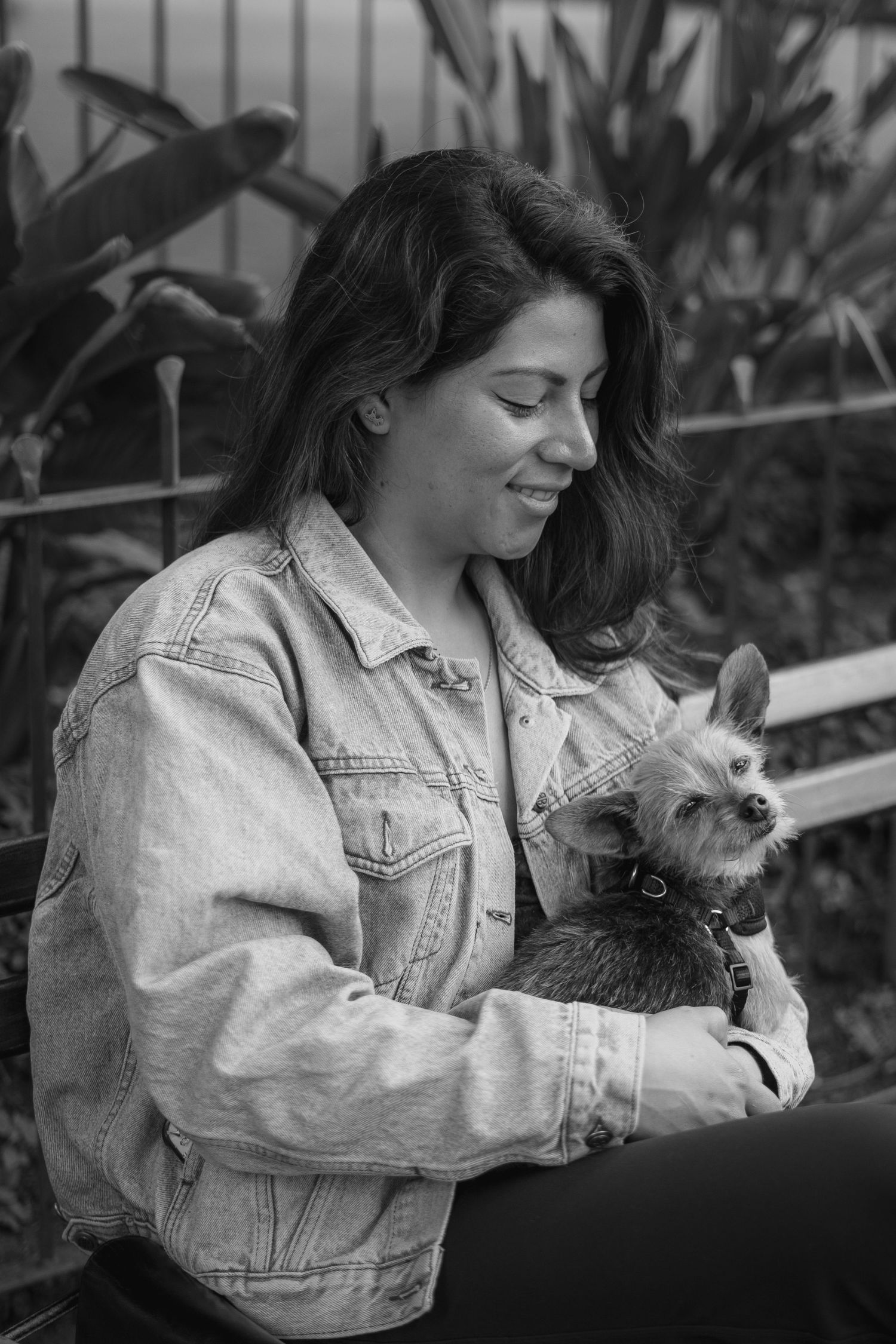 Dueña abrazando a su perro durante sesión familiar de fotografía de mascotas en Antigua Guatemala
