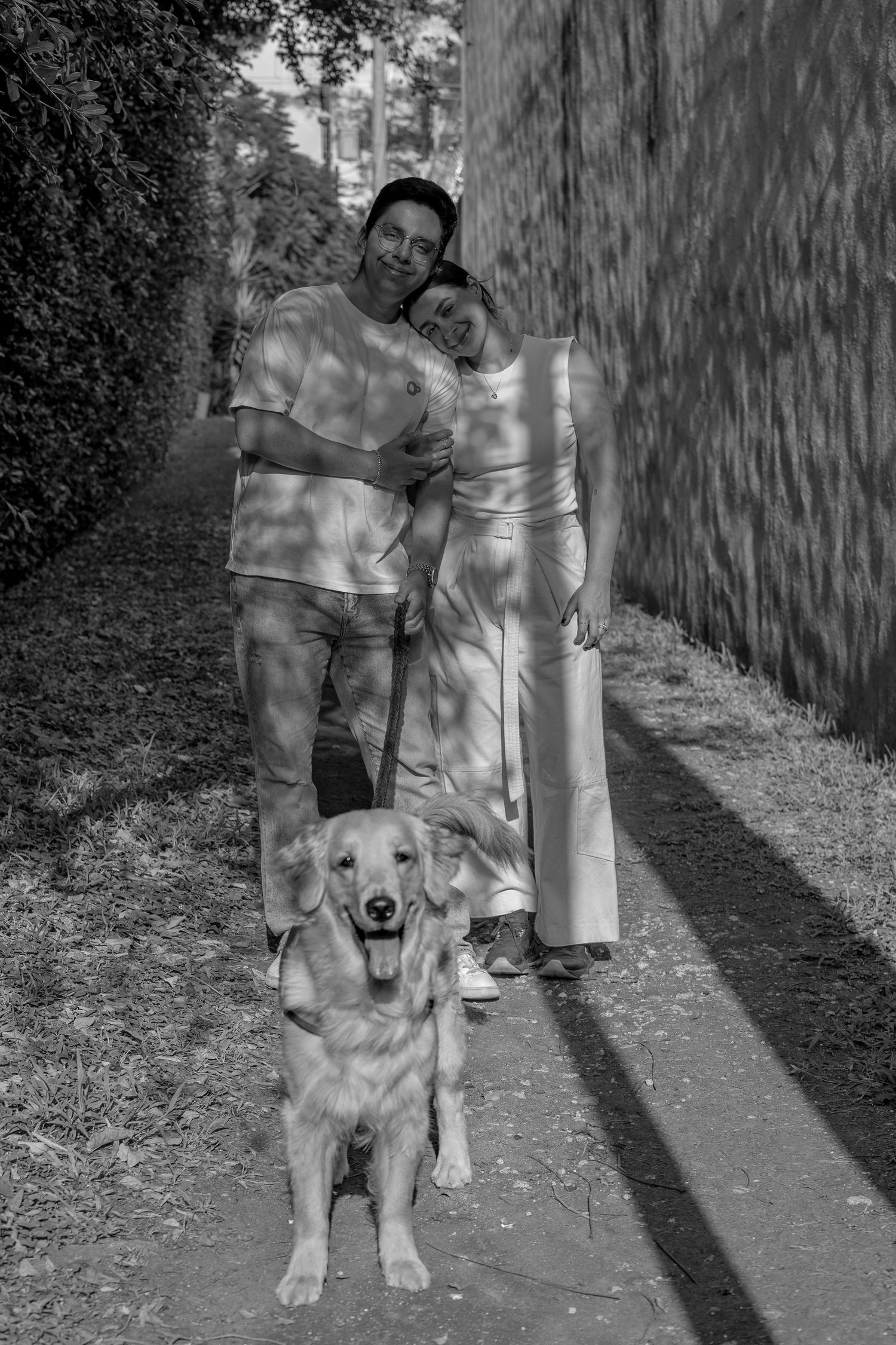 Familia posando junto a su mascota en sesión de fotografía natural al aire libre